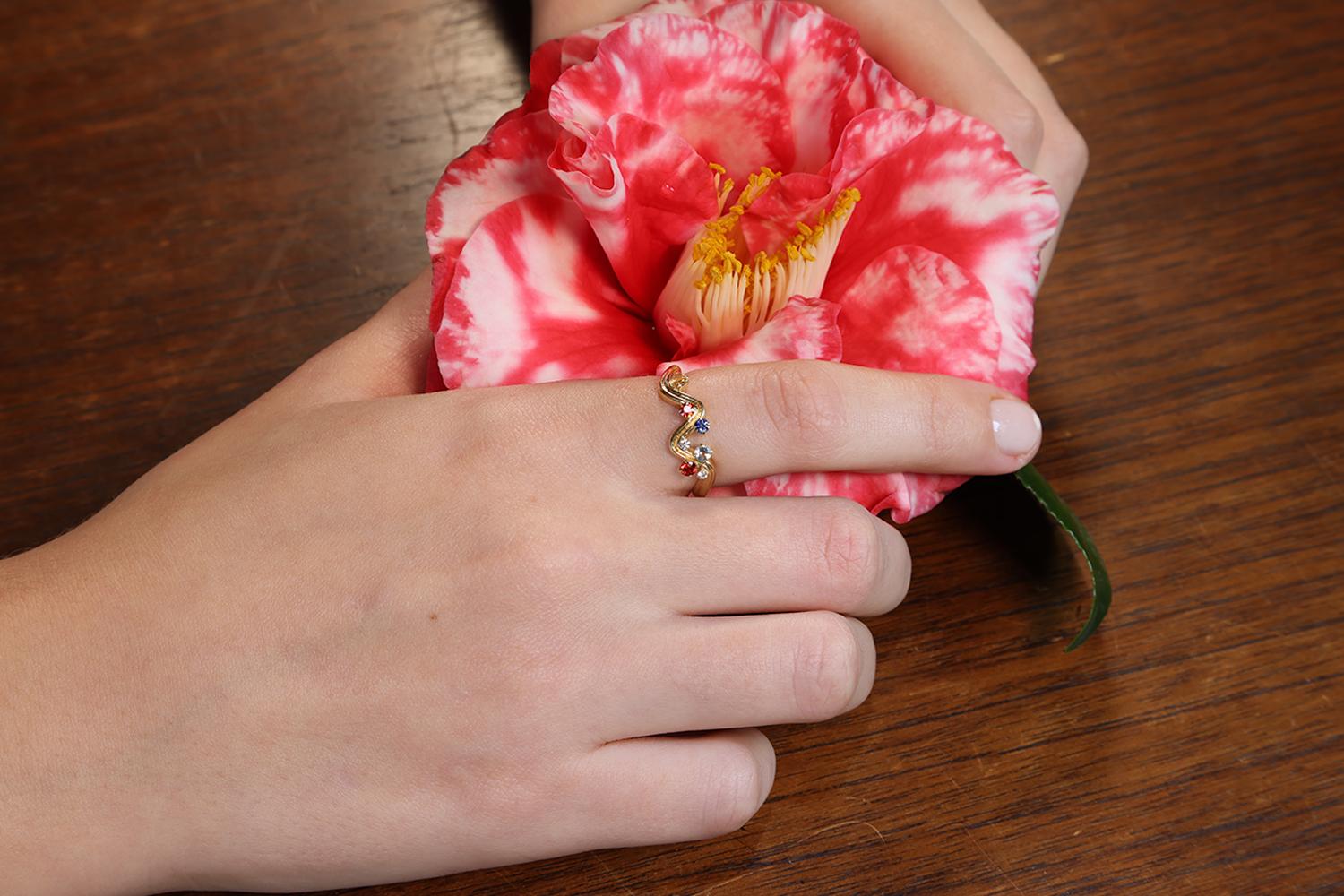 Bague vague en or jaune 18 carats avec diamant, saphir jaune, saphir bleu, saphir rouge  en vente 3