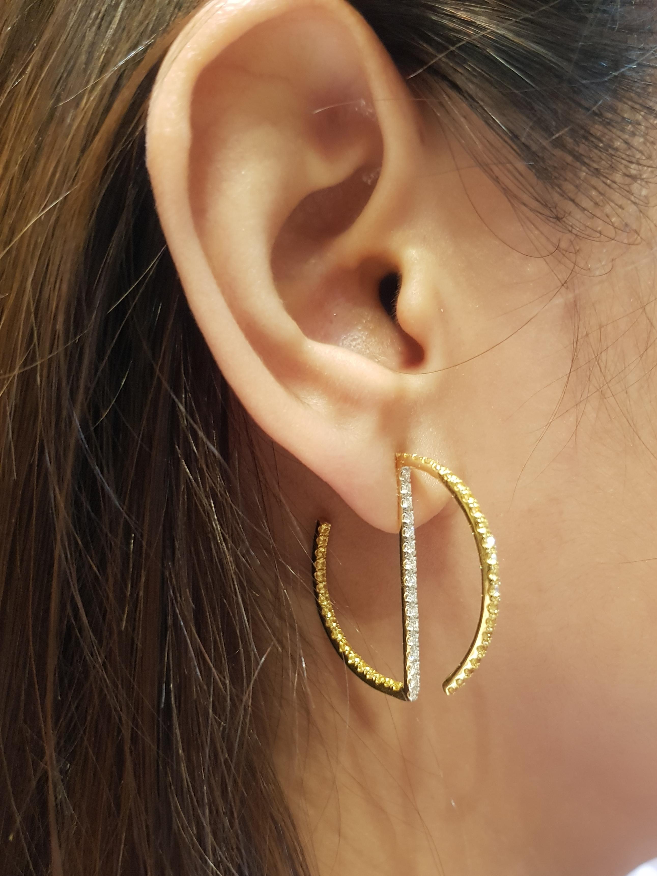 Boucles d'oreilles composées d'un saphir jaune de 1,17 carat et d'un diamant de 0,43 carat sertis dans une monture en or 18 carats

Largeur :  3.1 cm 
Longueur :  3.3 cm
Poids total : 9,44 grammes

