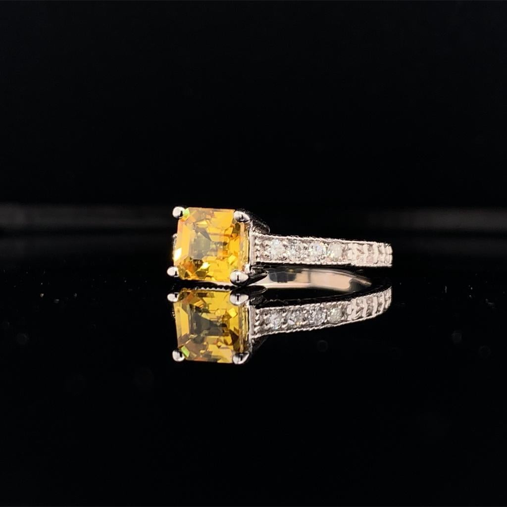 Moderne Bague certifiée pour femmes en or 14 carats avec diamants et saphir jaune de 1,66 carat en vente