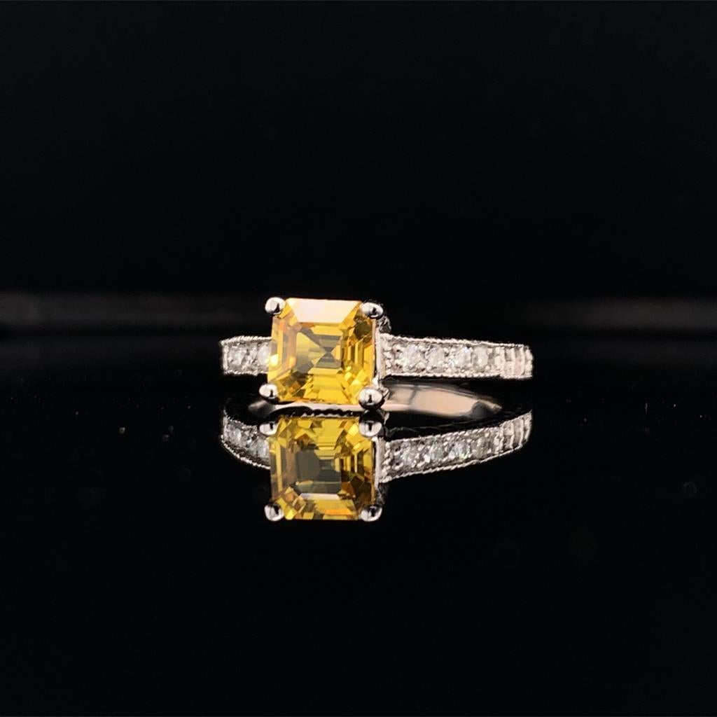 Taille émeraude Bague certifiée pour femmes en or 14 carats avec diamants et saphir jaune de 1,66 carat en vente