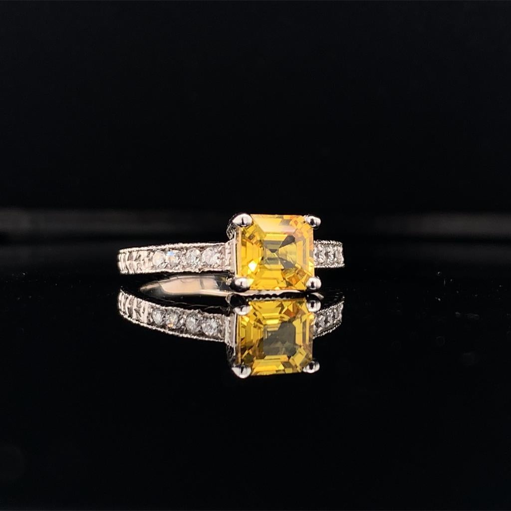 Bague certifiée pour femmes en or 14 carats avec diamants et saphir jaune de 1,66 carat Pour femmes en vente