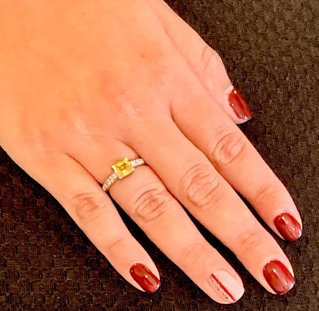 Bague certifiée pour femmes en or 14 carats avec diamants et saphir jaune de 1,66 carat en vente 1