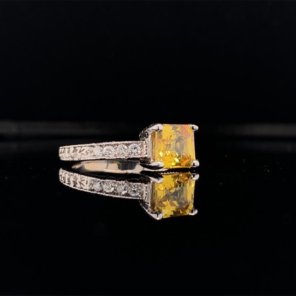 Bague certifiée pour femmes en or 14 carats avec diamants et saphir jaune de 1,66 carat en vente 2