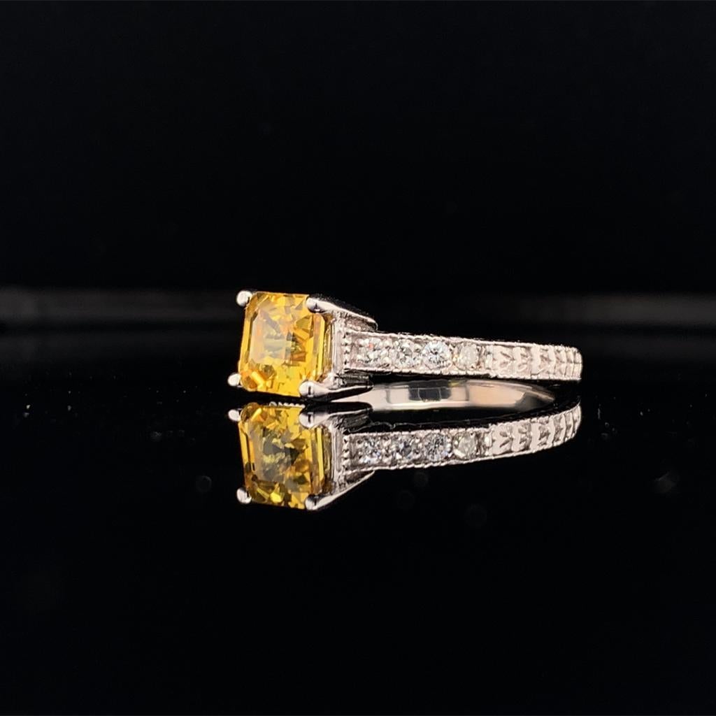 Bague certifiée pour femmes en or 14 carats avec diamants et saphir jaune de 1,66 carat en vente 3
