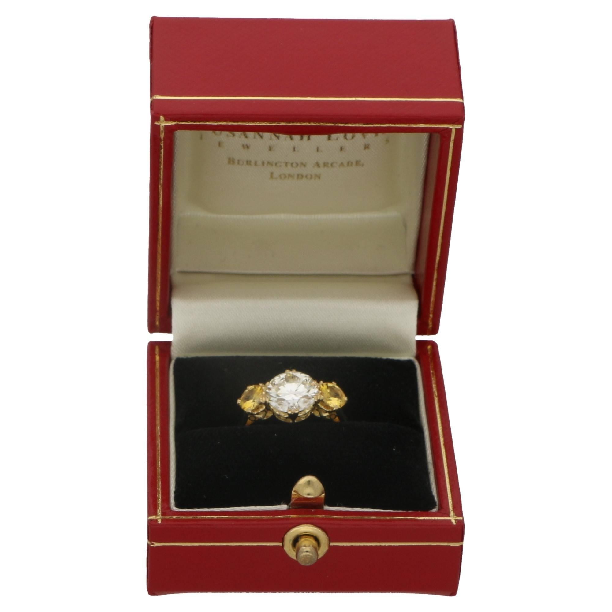 Diamond and Yellow Sapphire Ring in 18 Carat Yellow Gold In New Condition In London, GB