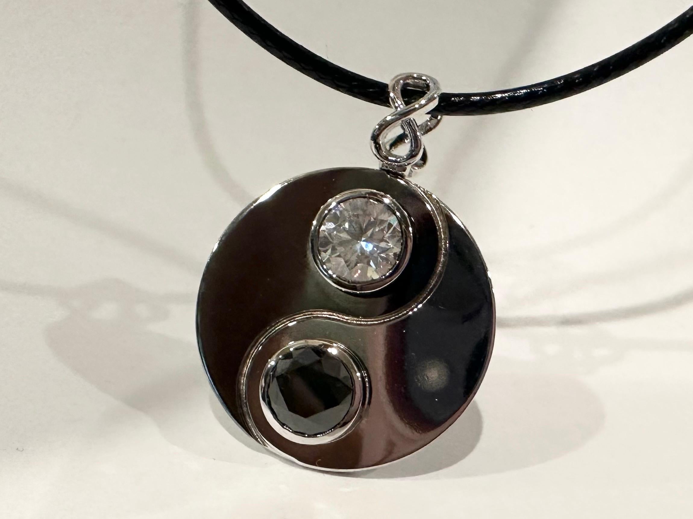 Taille ronde Collier pendentif diamant Yang en or 14KT grand collier pendentif homme en vente
