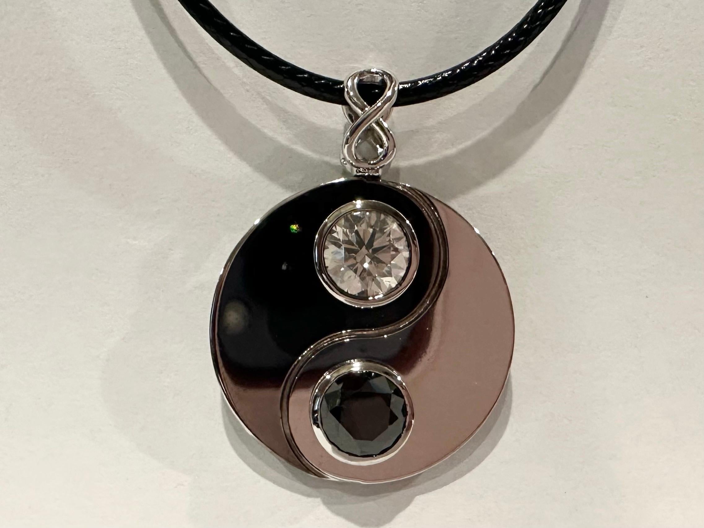 Collier pendentif diamant Yang en or 14KT grand collier pendentif homme Unisexe en vente