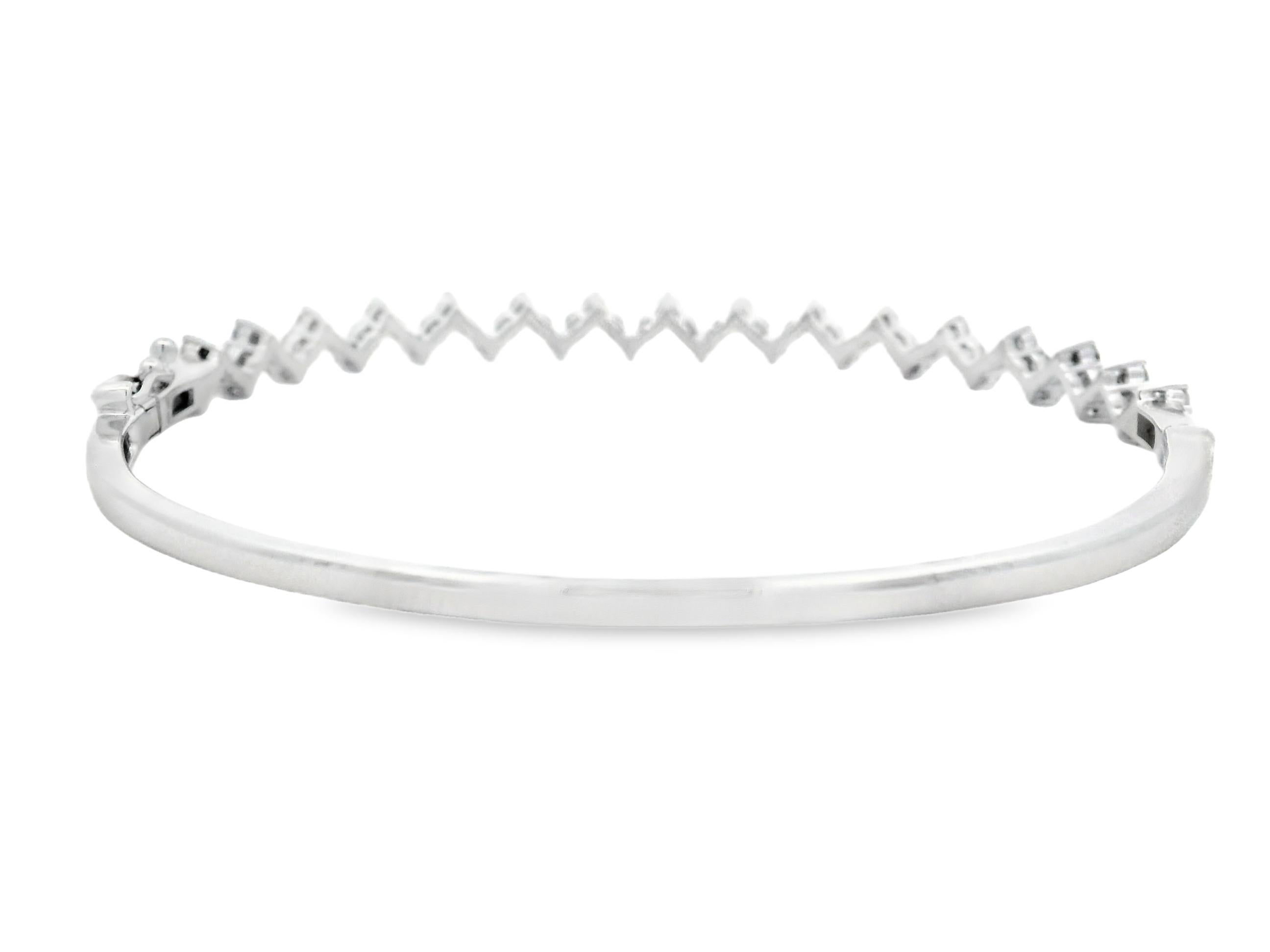 Contemporaneo Mined Diamond Zigzag Bangle Bracelet in 14K White Gold 1.20 Carats in vendita