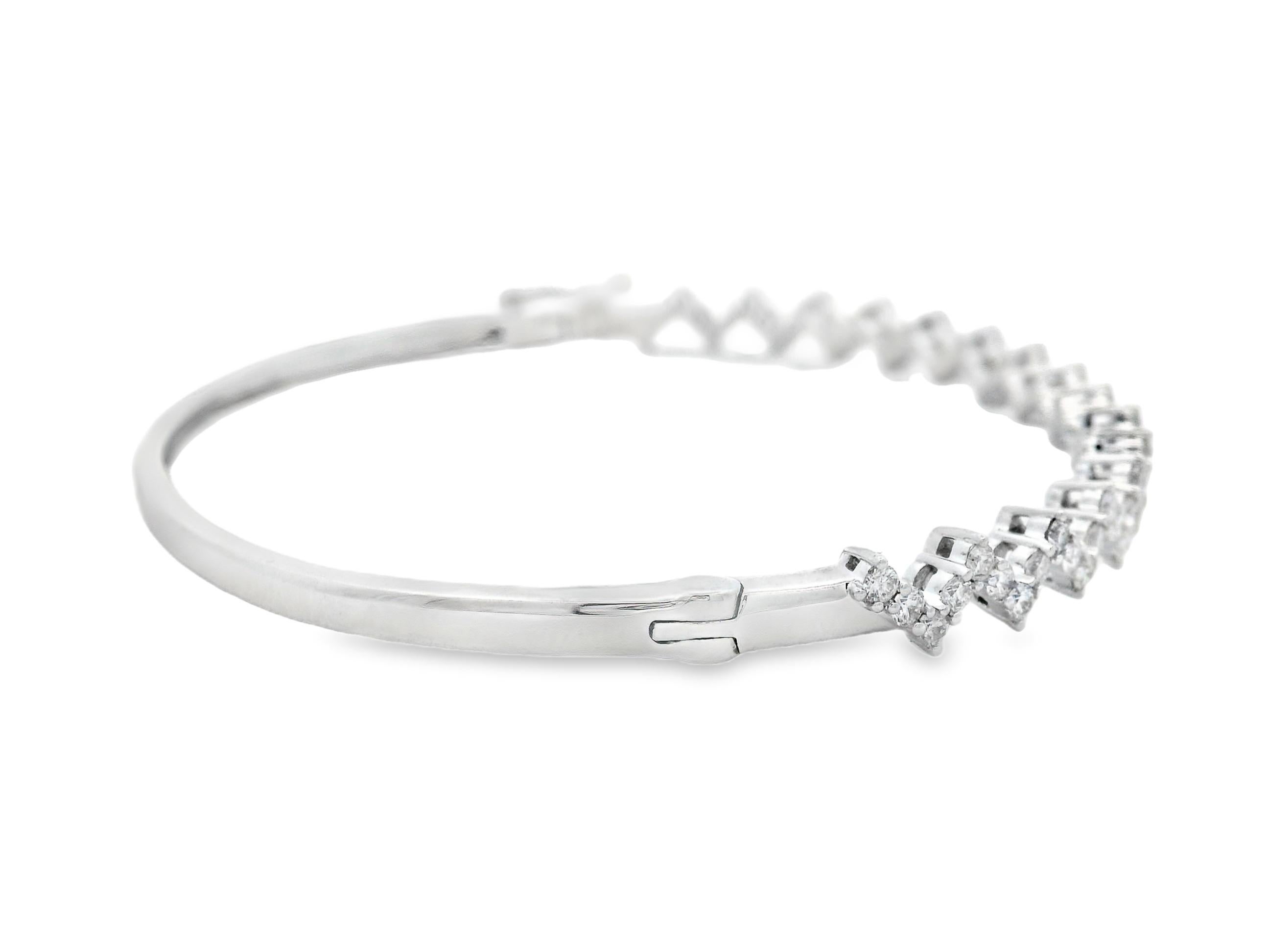 Taglio rotondo Mined Diamond Zigzag Bangle Bracelet in 14K White Gold 1.20 Carats in vendita