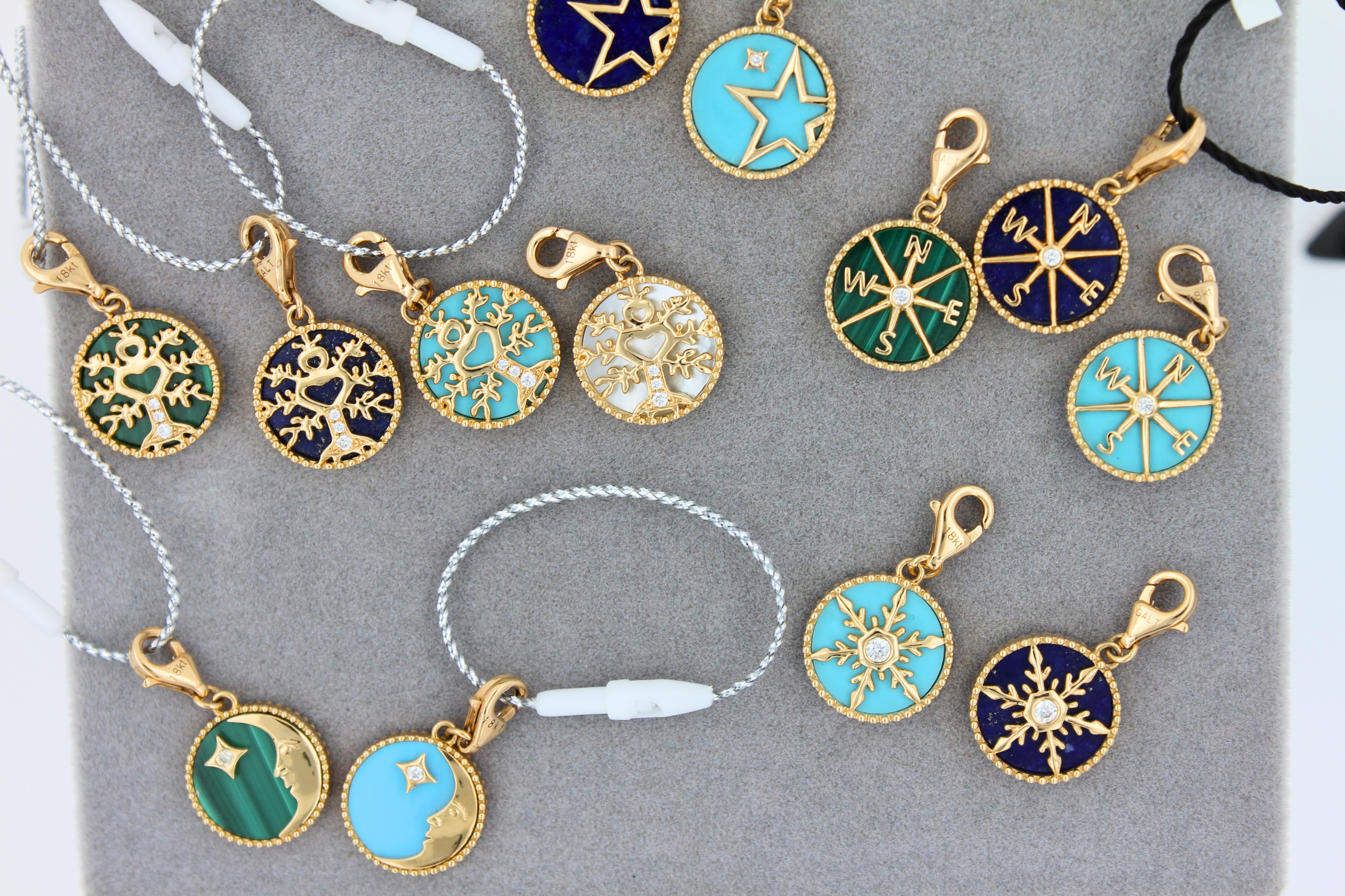Diamant-Charm-Medaillon mit Sternzeichen in Blau und Türkis aus 18 Karat Gold 10