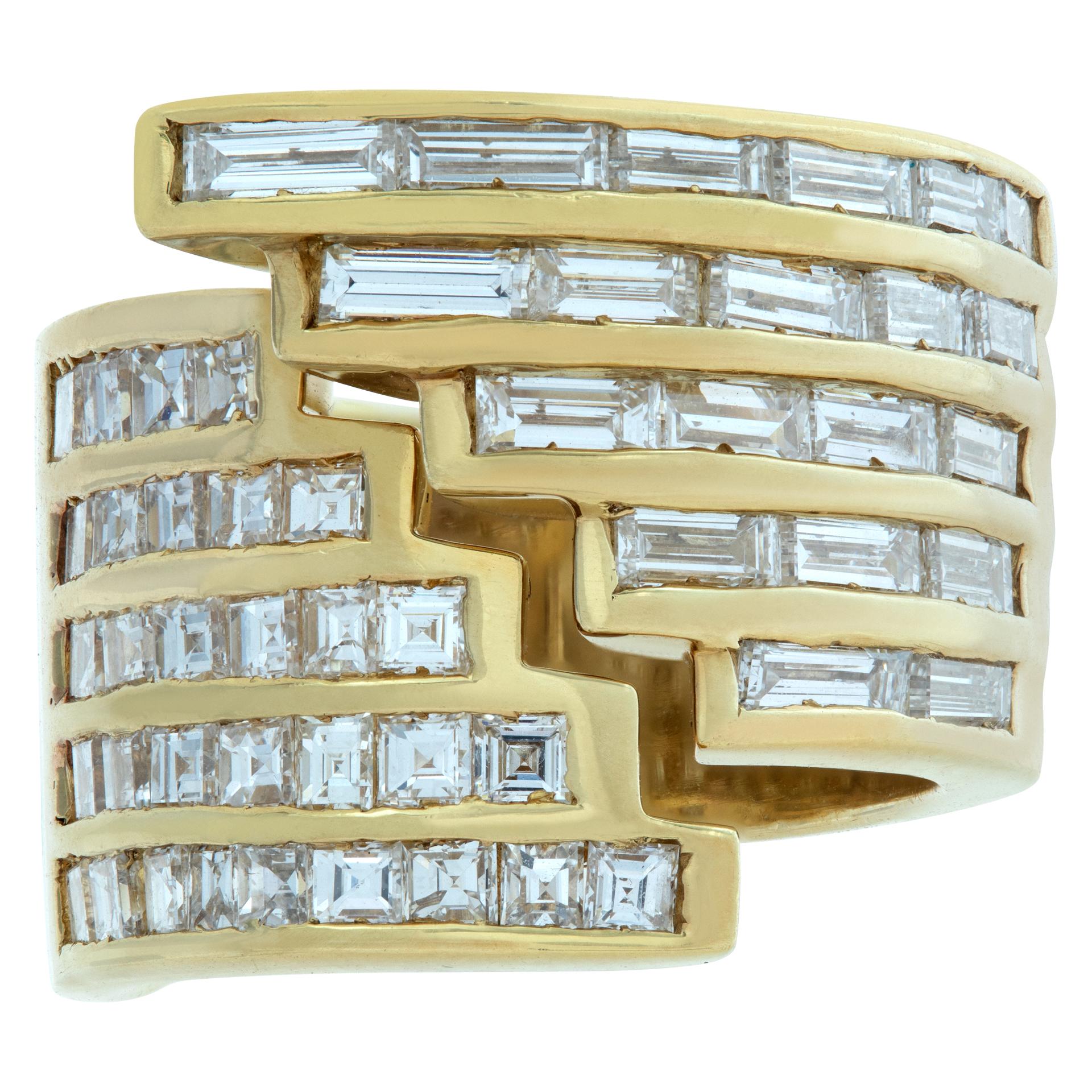 Anello geometrico largo con diamanti taglio princess e baguette in oro 18k con circa 2,80 carati di diamanti (colore H. I, purezza SI). Taglia 5.25.

Questo anello con diamante è attualmente di misura 0. Alcuni articoli possono essere aumentati o