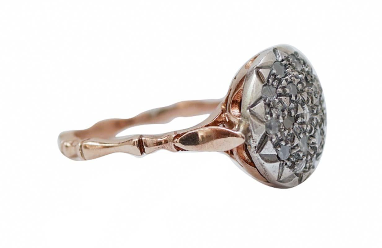 Anello Retrò in oro rosa 14 kt e struttura in argento con diamanti.
Questo anello è stato realizzato totalmente a mano da maestri orafi italiani ed è in perfette condizioni.
Diamanti 0,13 ct
Peso totale 6.20 gr
RF  +GFGC
RK.AAEO
Italiano Taglia