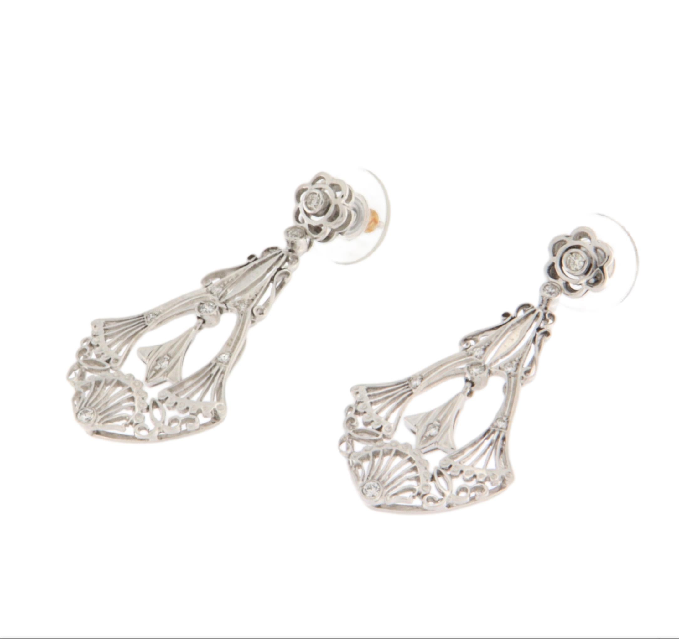 Raffinati orecchini a goccia in oro bianco 14 carati, un gioiello elegante e senza tempo, perfetto per chi cerca uno stile sofisticato e ricco di dettagli. La meticolosa lavorazione artigianale mette in risalto linee sinuose e motivi di ispirazione
