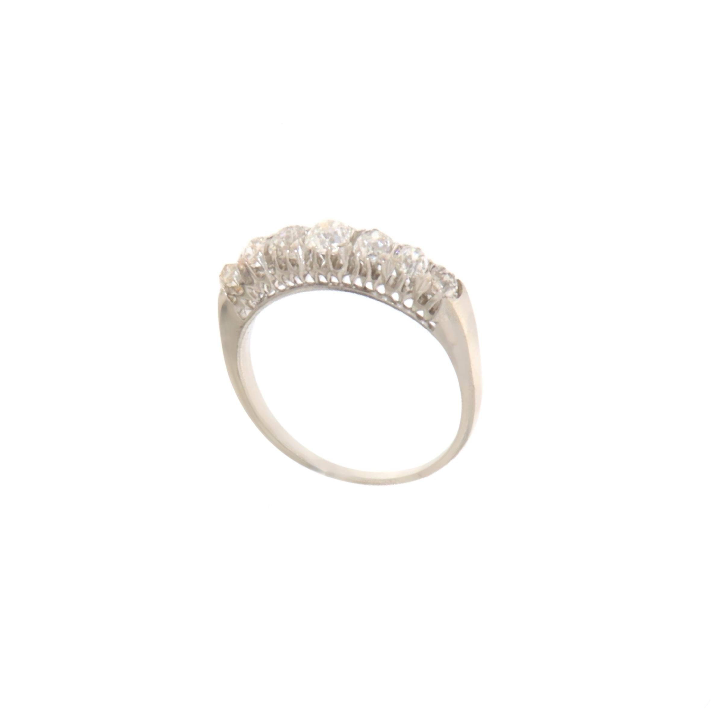 This stunning 14K white gold ring is a true masterpiece of elegance and refinement. The ring's structure is meticulously crafted in 14K white gold, giving it an extraordinary shine and durability that ensures its beauty over time.

At the center of