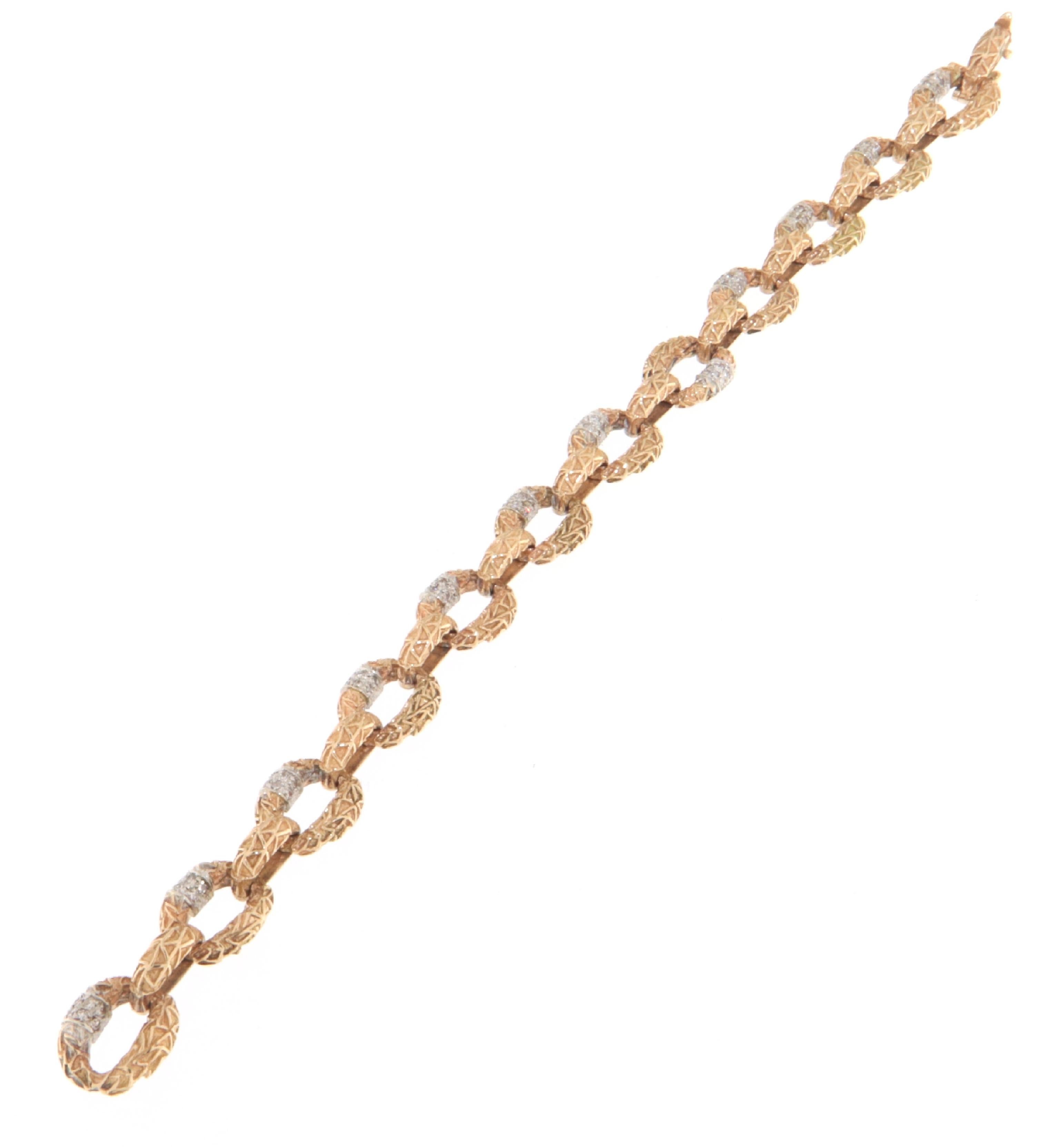 This elegant 14-karat yellow and white gold bracelet is a jewelry piece that masterfully combines sophisticated design and precious materials, making it an ideal accessory for those seeking a touch of luxury and refinement. The bracelet features a