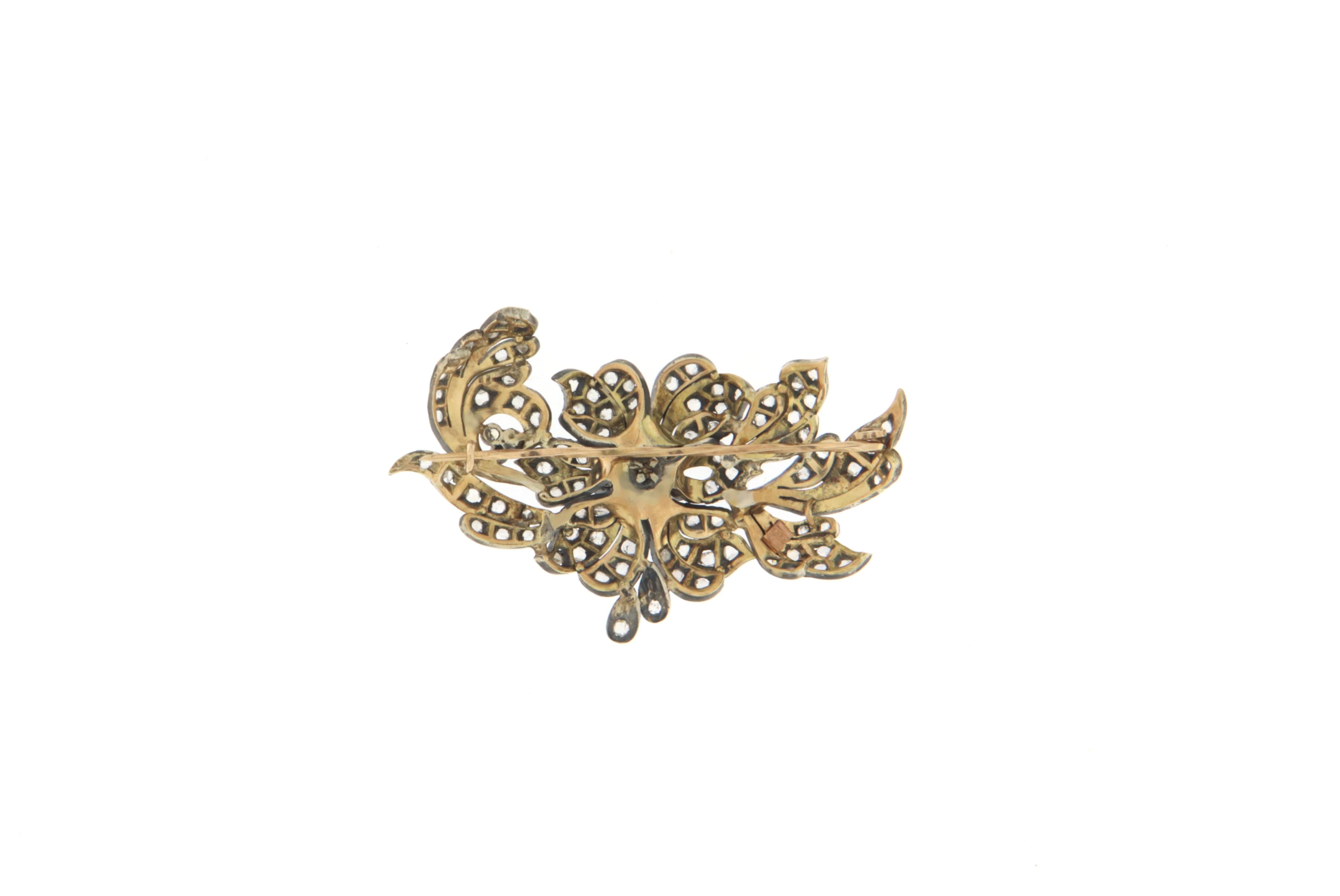 Antique brooch 14 karat yellow gold and 800 thousandths created entirely by hand with diamonds
Studded with old-cut diamonds that sparkle in the flowers and leaves of this brooch.
Dated 1950s
Delicious brooch with a floral motif depicting a flower