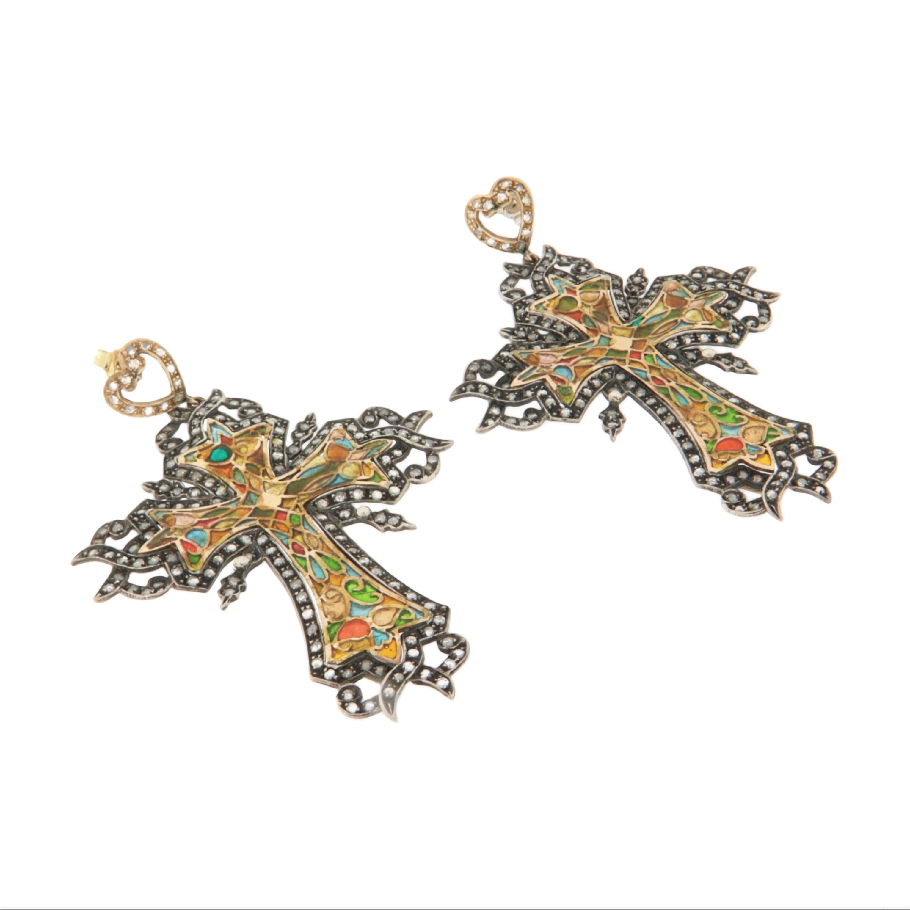 Elegante und seltene Kreuzohrringe im antiken Stil, gefertigt aus 14-karätigem Gelbgold und 800 Tausendstel Silber, in sorgfältiger Handarbeit und mit außergewöhnlicher Liebe zum Detail. Diese Ohrringe vereinen traditionelle Goldschmiedekunst mit