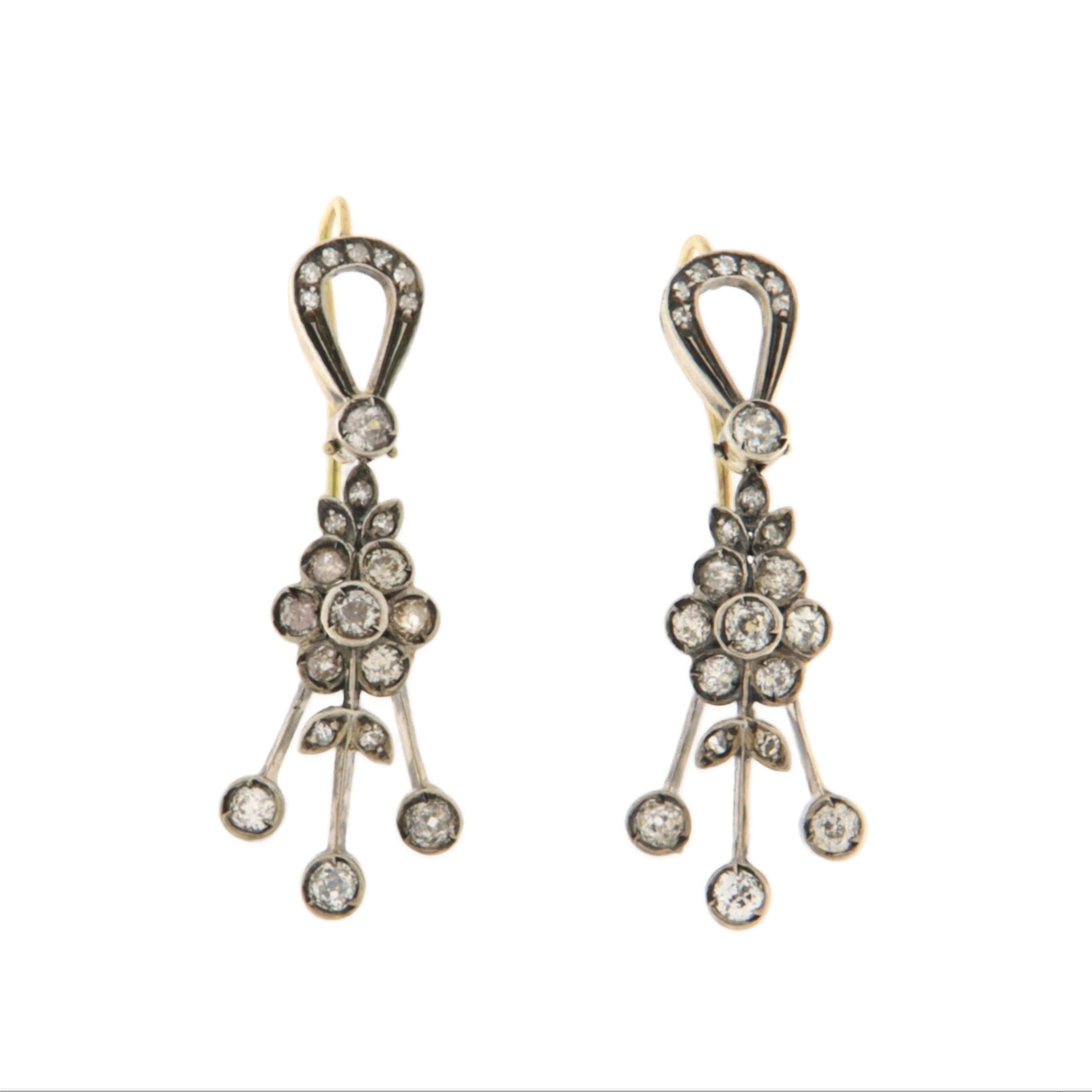 Pendants d'oreilles en or jaune 14 carats et diamants Pour femmes en vente
