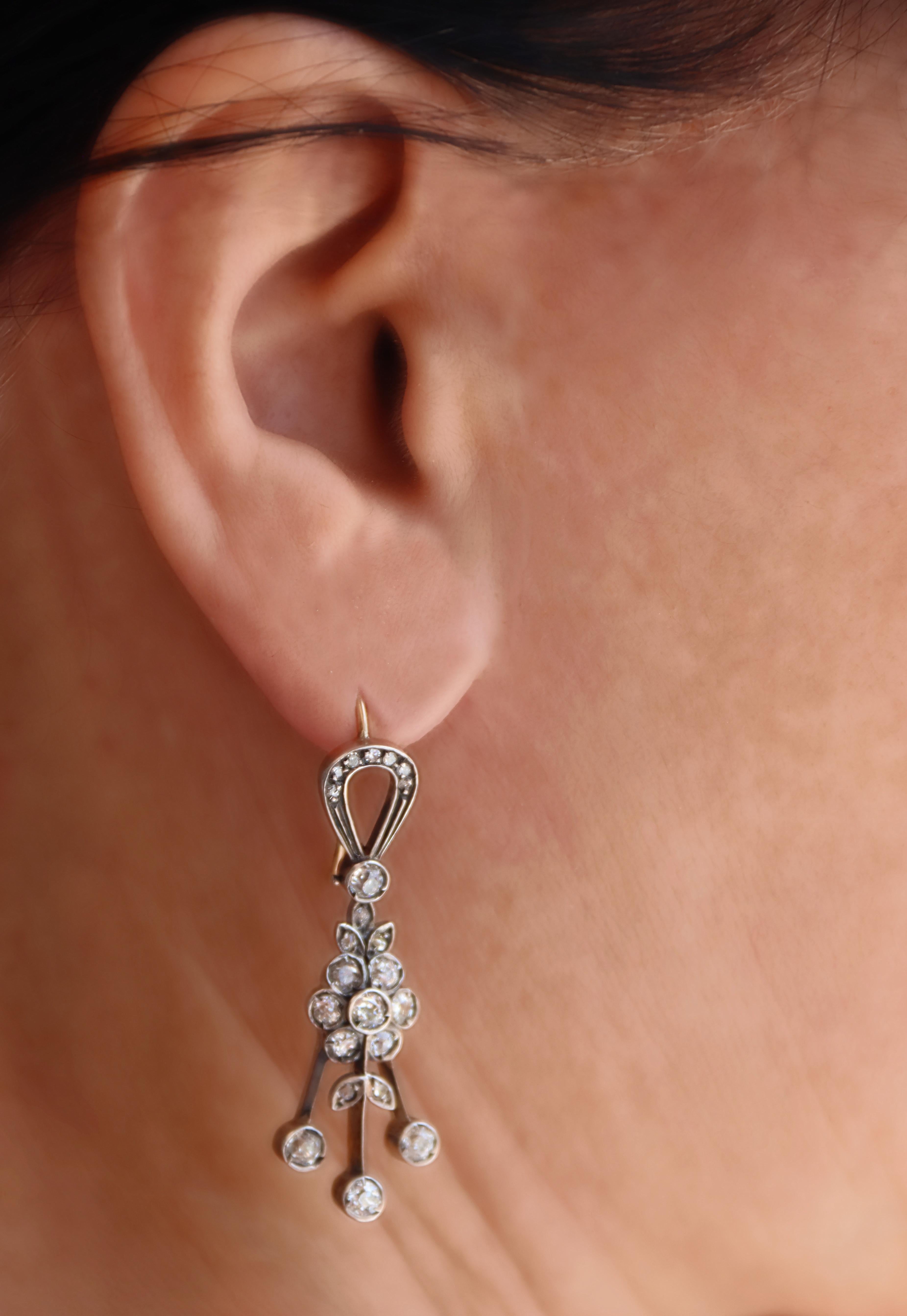 Pendants d'oreilles en or jaune 14 carats et diamants en vente 2