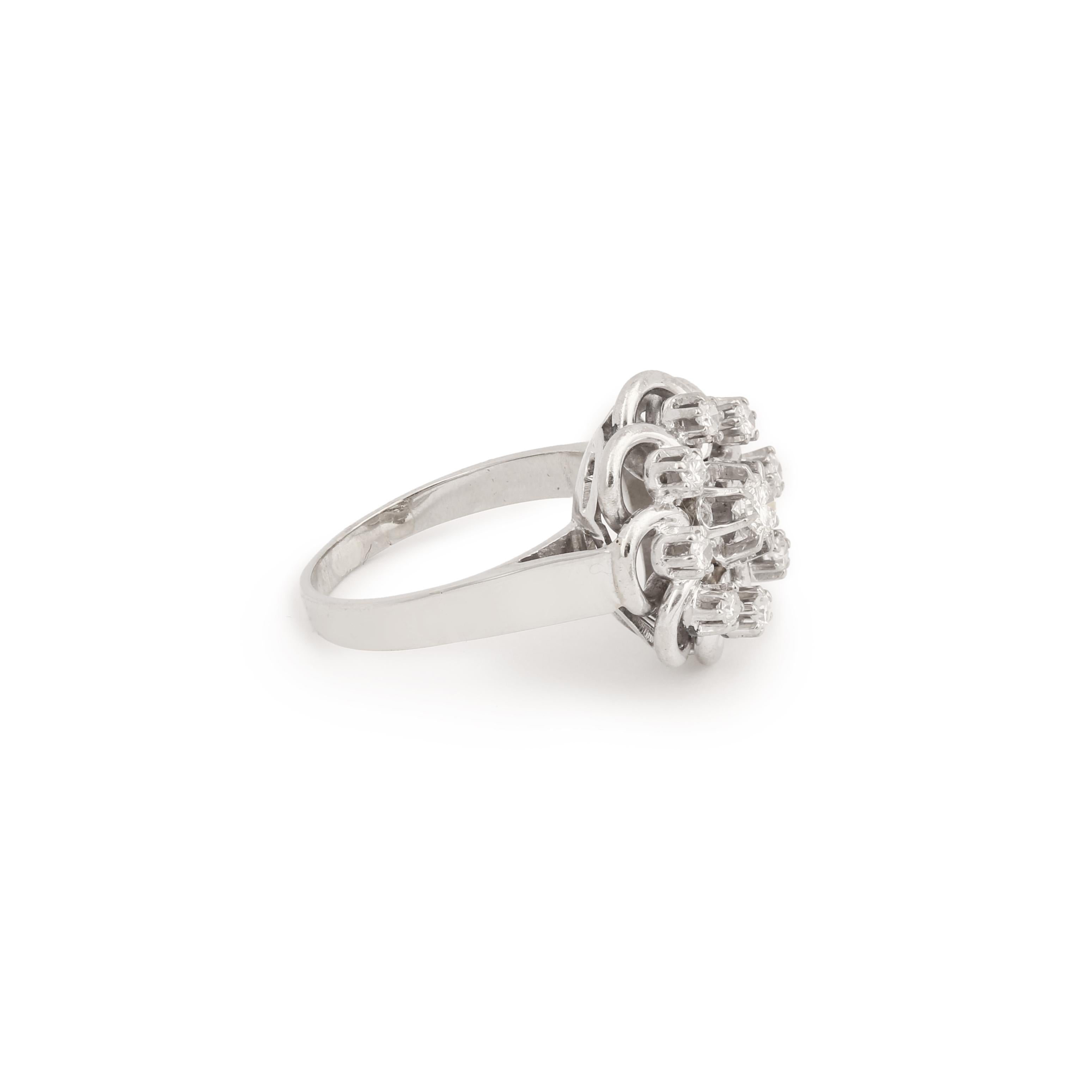 Magnificent daisy ring in white gold set with brillant cut diamonds.

The central diamond modern cut, the surrounding one, are old cut.

Estimated total weight of diamonds: 0.40 carats

Dimensions : 16 x 16 x 8.84 mm (0.630 x 0.630 x 0.348