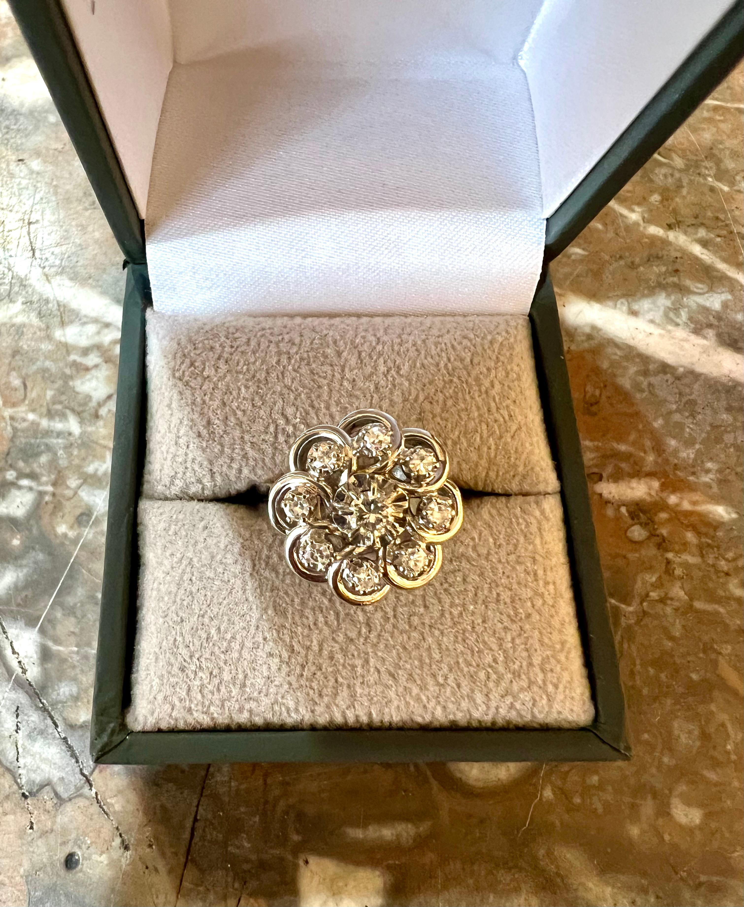Diamonds 18 Carat White Gold Daisy Ring In Excellent Condition For Sale In Paris, FR
