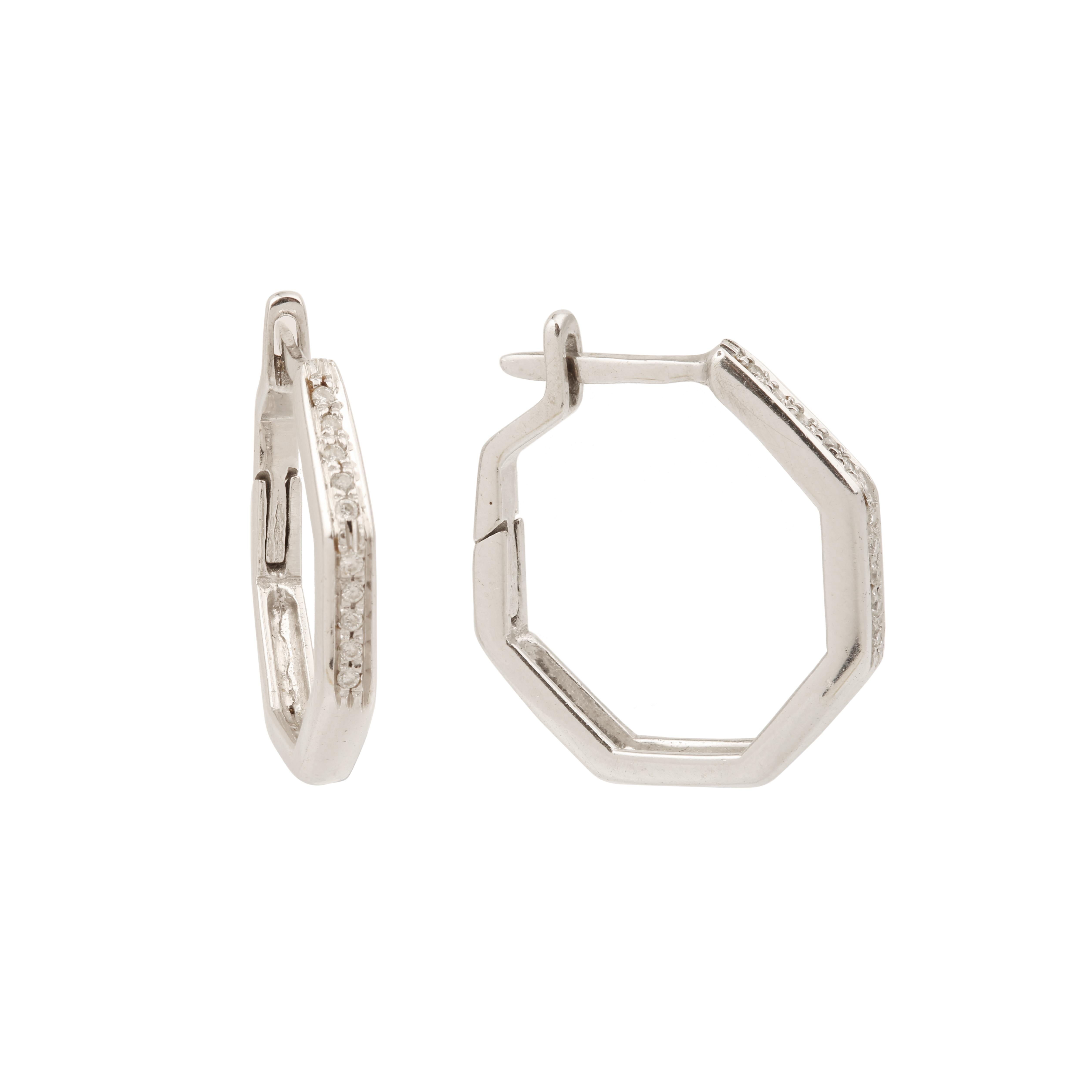 Pair of octagonal white gold hoop earrings set with diamonds.

Total estimated diamond weight: 0.20 carats

Dimensions : 20.37 x 20.37 x 2.67 mm (0.802 x 0.802 x 0.105 inch)

Total creole weight: 5.5 g

French work circa 2000

18-carat white gold,