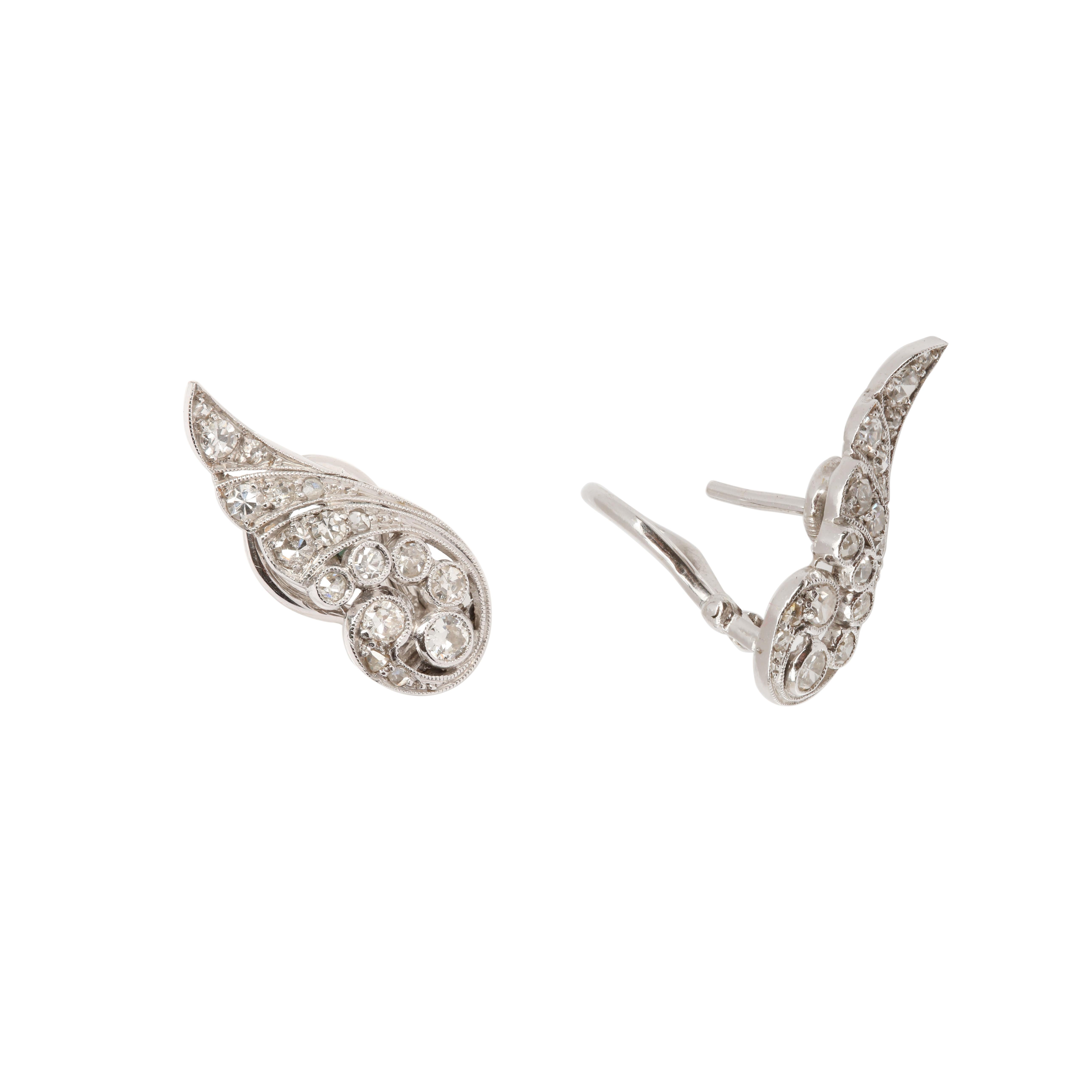 White gold wings earrings set with brilliant and old cut diamonds.

Total estimated weight of diamonds: 0.60 carats

Dimensions : 20.34 x 8.51 x 2.54 mm (0.801 x 0.335 x 0.100 inch)

Weight of the earrings: 4.5 g

18 karat white gold, 750/1000th