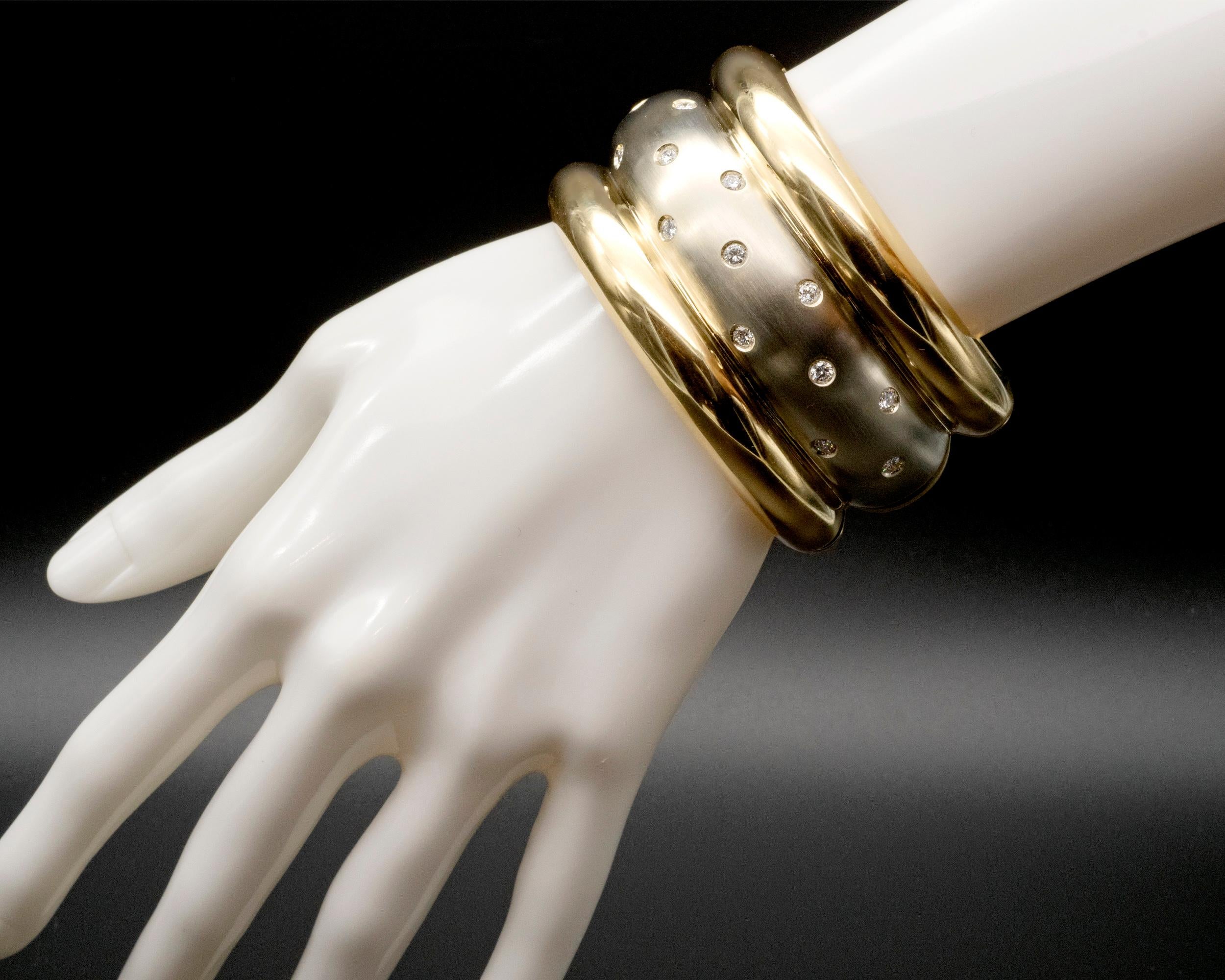 Taille brillant Bracelet manchette en or 18 carats avec diamants en vente