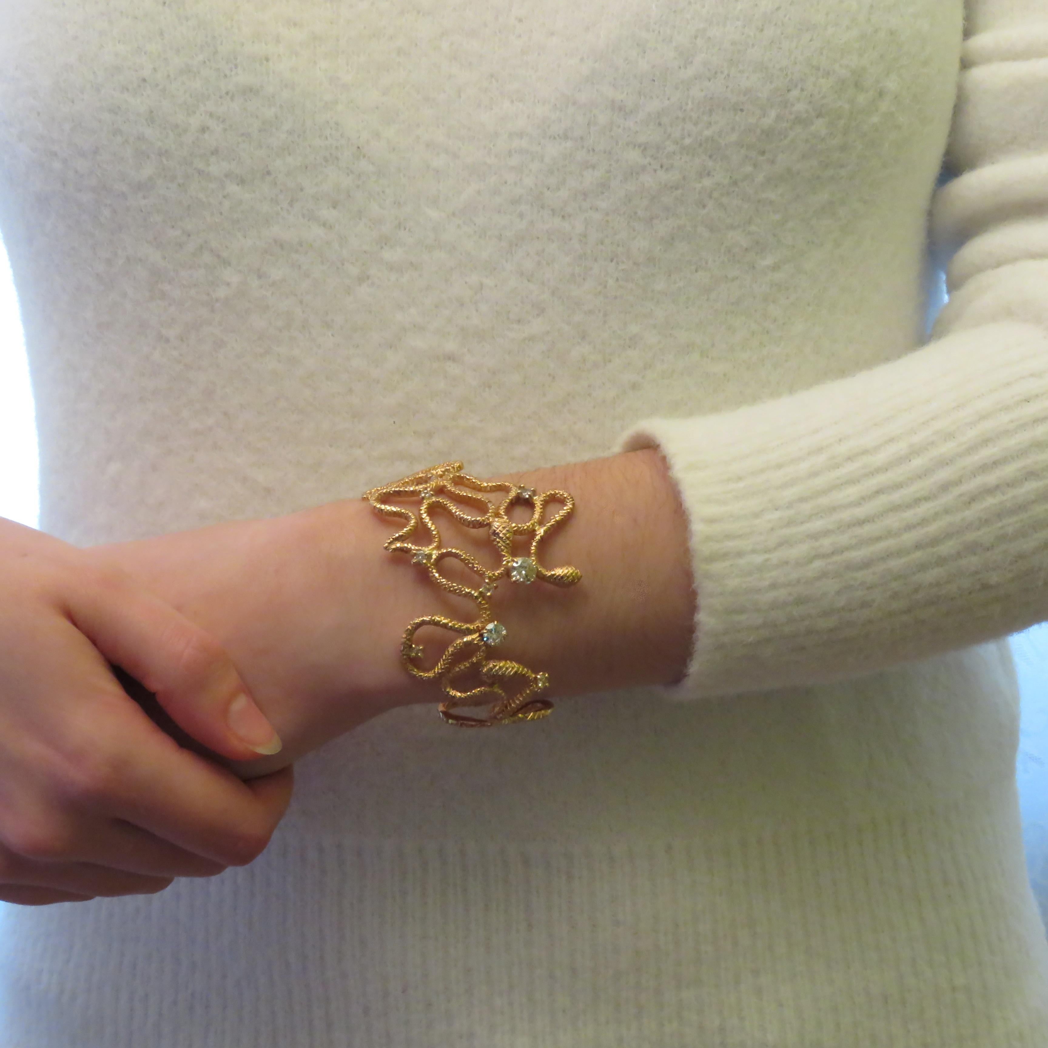 Taille brillant Bracelet manchette serpent en or rose et diamants fabriqué à la main en Italie  en vente