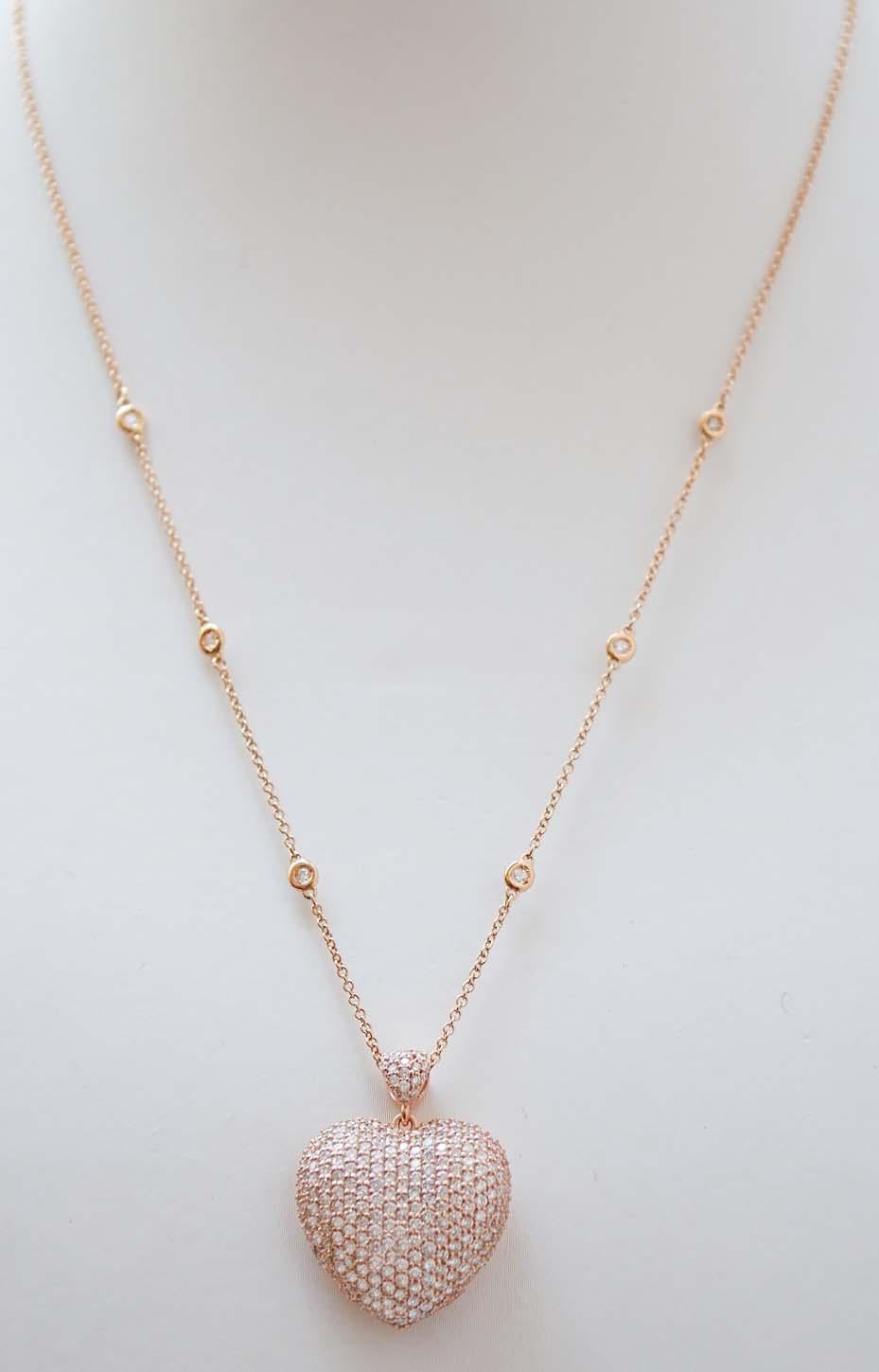 Splendida collana con ciondolo a forma di cuore in rosa 18 carati  struttura in oro tempestata di diamanti. Lungo la catena, sei diamanti.
Diamanti 3,45 ct
Peso totale 9.50 gr
RF   G     EIIO
Lunghezza minima della catena 40  cm
Lunghezza massima