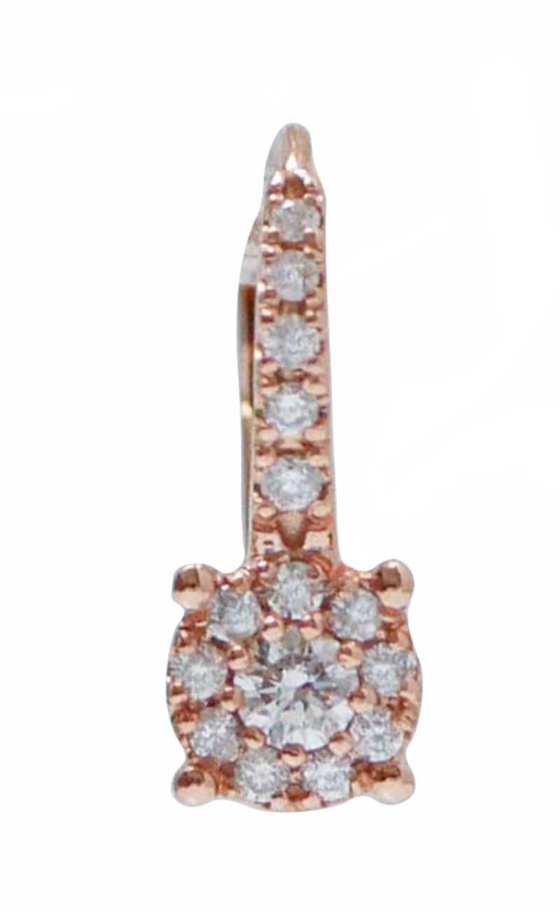 Boucles d'oreilles modernes et élégantes en or rose 18 carats, serties de diamants.
Diamants 0,55 ct
Poids total 3.50 gr
RF  G    UHRA
RK.AOOA

Pour toute information, n'hésitez pas à contacter le vendeur via le centre de messages.
