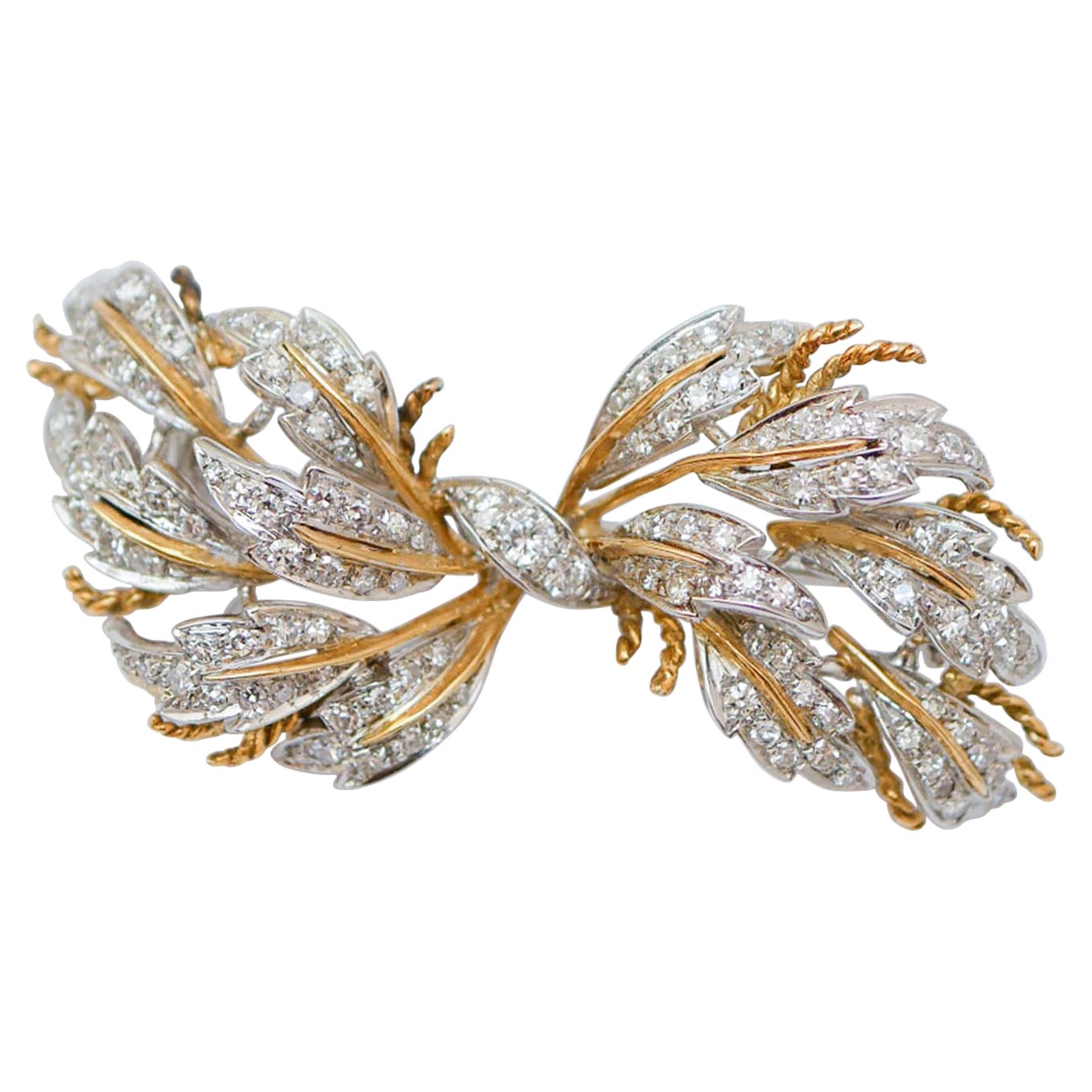 Diamantes, broche de oro blanco de 18 quilates y broche de oro amarillo.