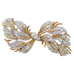 Diamantes, broche de oro blanco de 18 quilates y broche de oro amarillo.