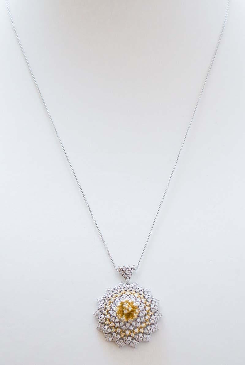 Fantastica collana con ciondolo in oro bianco 18 kt e struttura in oro giallo montata con diamanti. La catena è inclusa.
Diamanti 2,74 ct
Peso totale 10.50 gr
RF  G   RURA
RK.GHGF98
Lunghezza catena 45 cm
Altezza Ciondolo 3,4 cm

Per qualsiasi