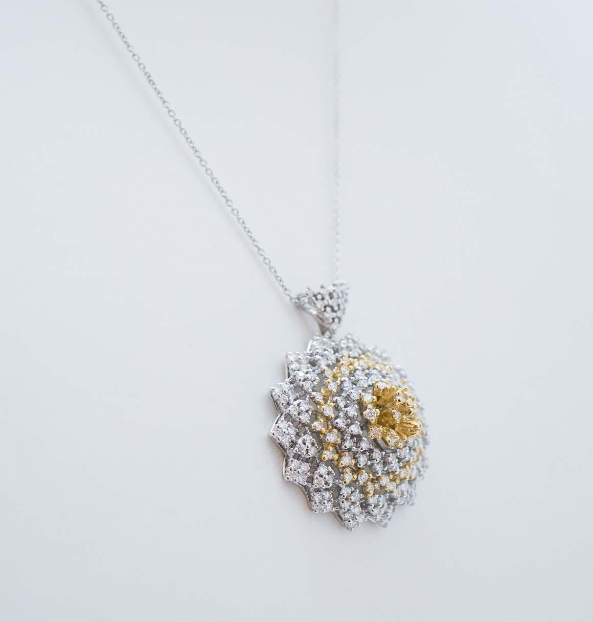 Moderno Diamanti, collana con ciondolo in oro bianco e oro giallo 18 carati. in vendita
