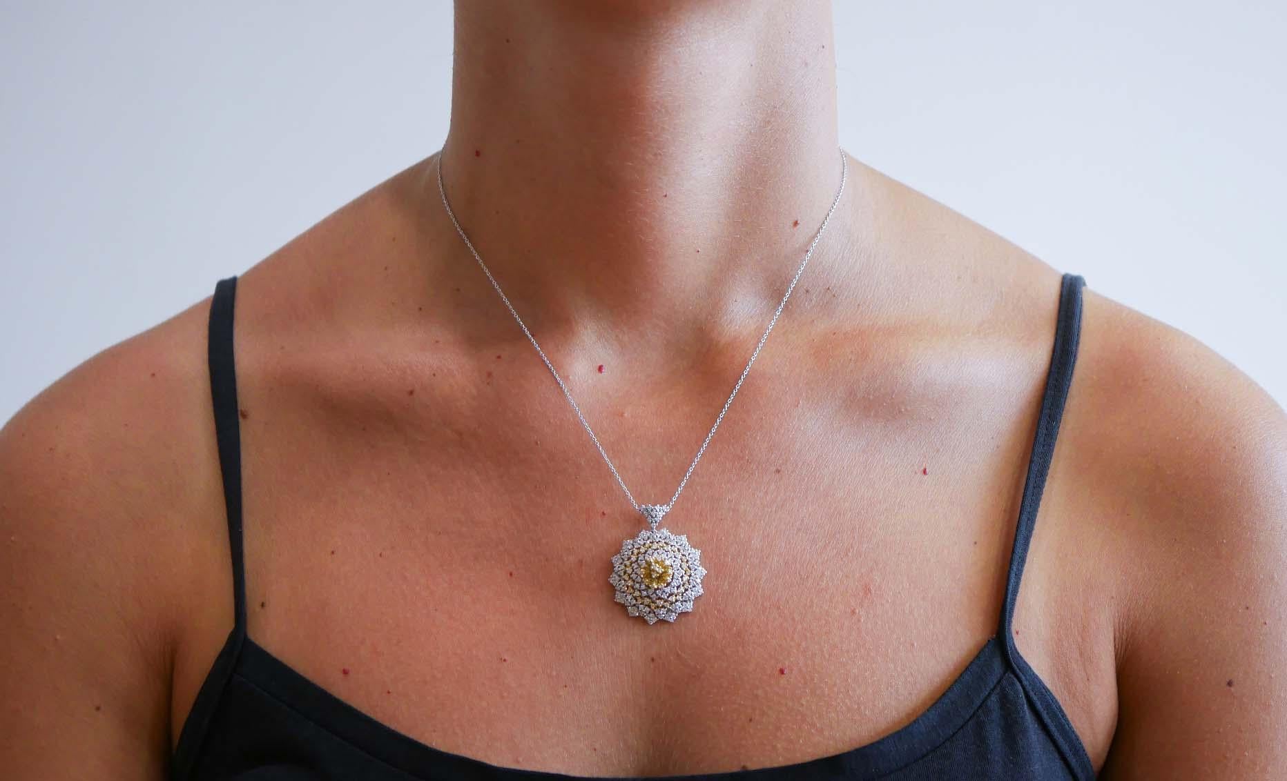 Diamanti, collana con ciondolo in oro bianco e oro giallo 18 carati. In condizioni Nuovo in vendita a Marcianise, Marcianise (CE)