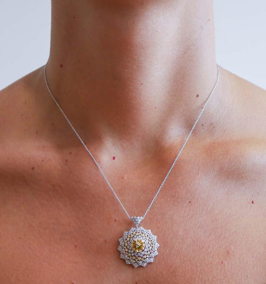 Donna Diamanti, collana con ciondolo in oro bianco e oro giallo 18 carati. in vendita