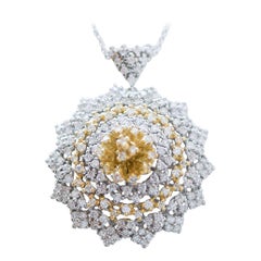 Diamanti, collana con ciondolo in oro bianco e oro giallo 18 carati.