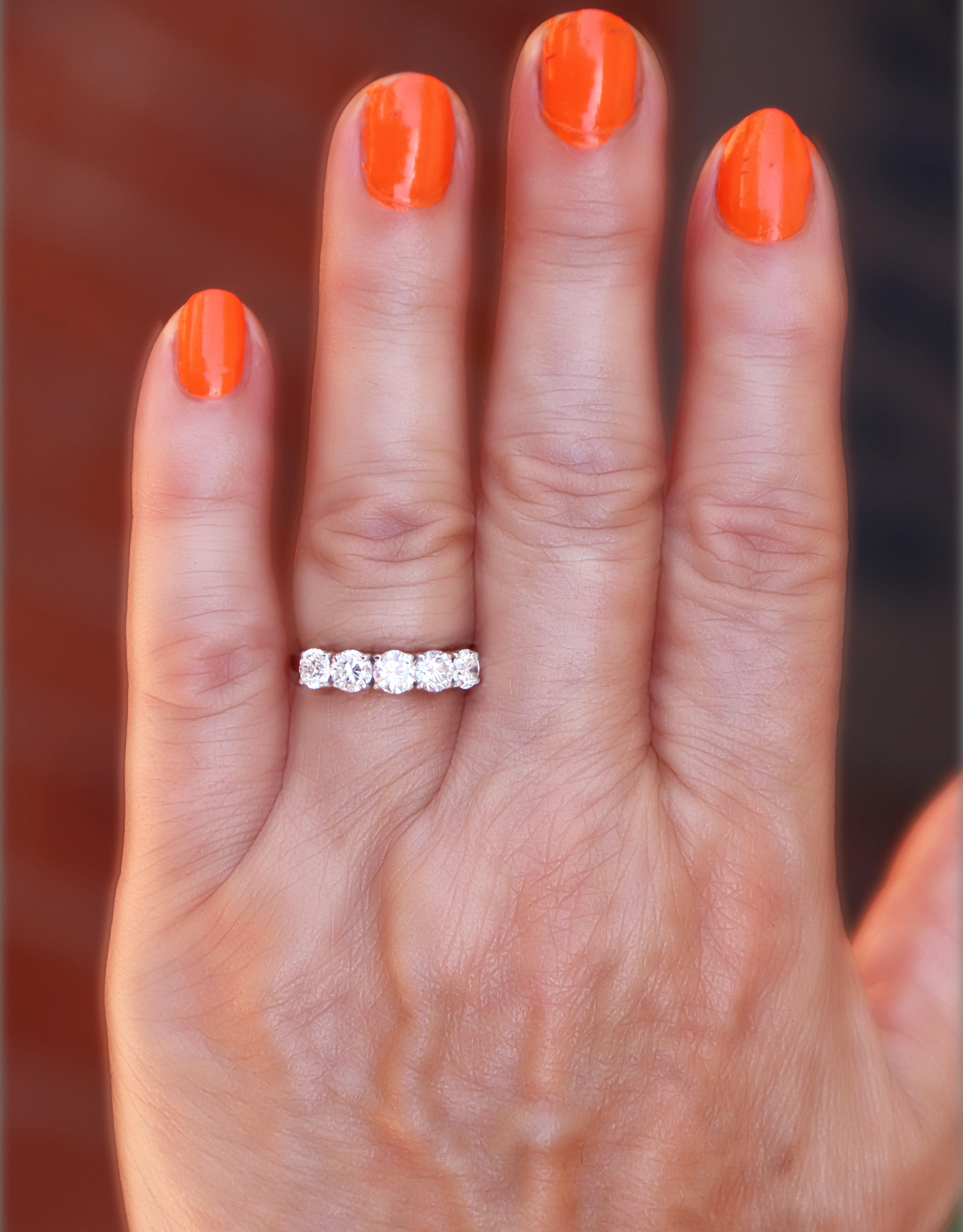 Diamonds 18 Karat White Gold Band Ring For Sale 4