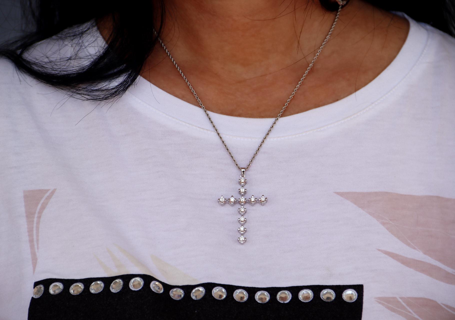 Diamonds 18 Karat White Gold Cross Pendant Necklace For Sale 3