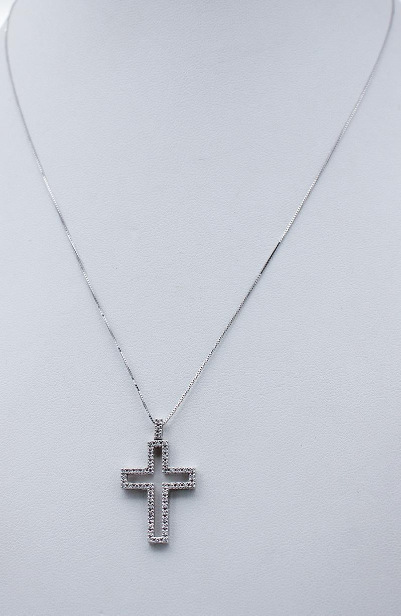 Small and simple  cross shape pendant necklace realized in 18K white gold studded with 0.37 ct of diamonds. The chain is included.
Diamonds 0.37 ct
Total Weight 4.20 gr
RF    G  UOAF
RK.AFFI92

Dimensions Pendant 2.8 cm  x 1.7 cm
Lenght Necklace 45