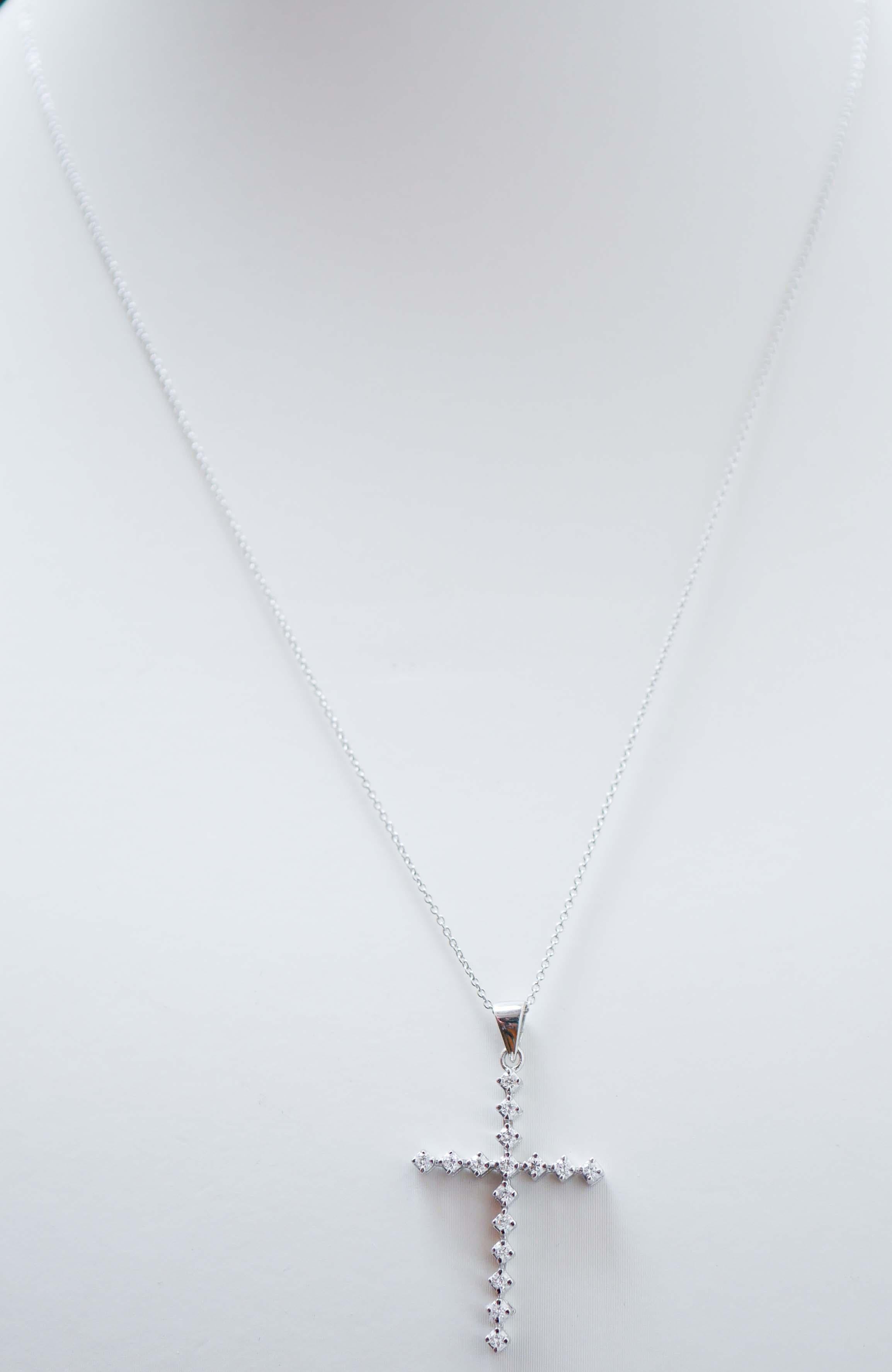 Elegant collier pendentif croix en structure d'or blanc 18 kt monté avec des diamants. La chaîne est incluse.
Diamants 0,40 ct
Poids total 4 gr
RF      G      GRUR
Longueur de la chaîne 45 cm
Hauteur du pendentif 3,7 cm
Largeur du pendentif 2,1