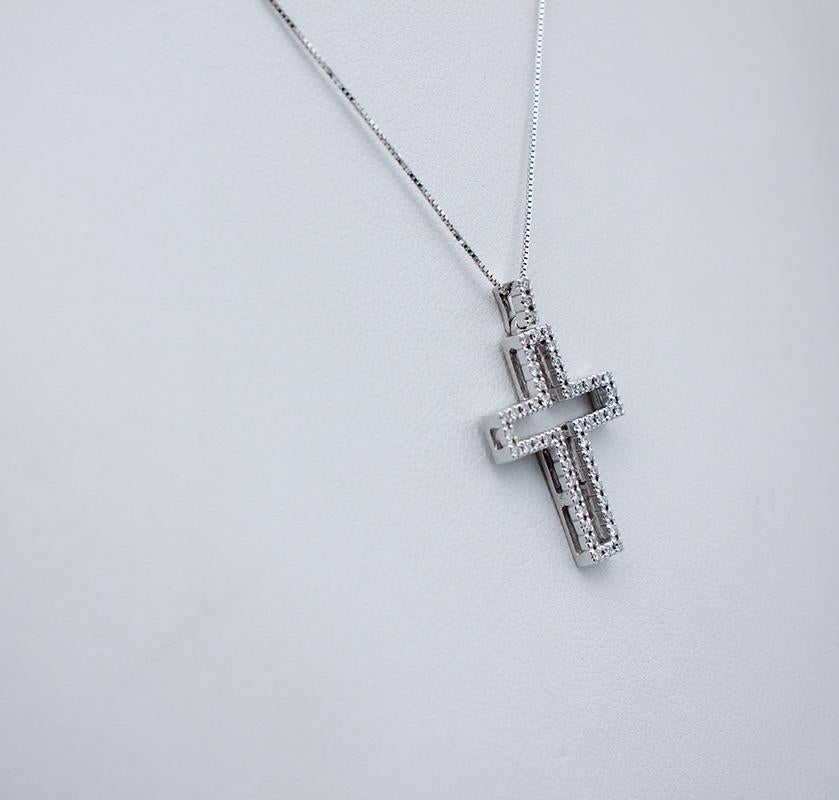 Modern Diamonds, 18 Karat White Gold Cross Pendant Necklace For Sale