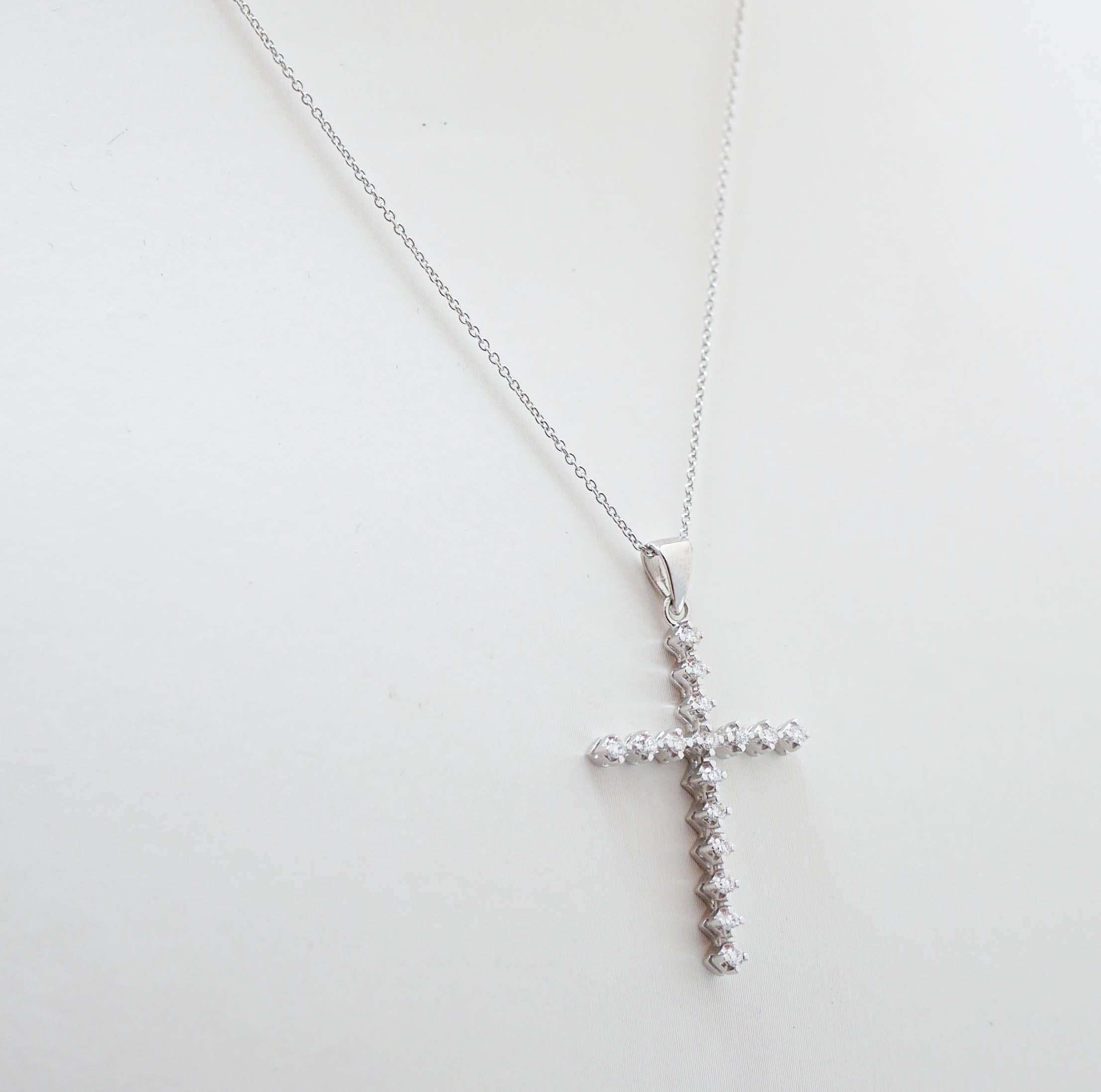 Moderne Diamants, collier pendentif croix en or blanc 18 carats. en vente