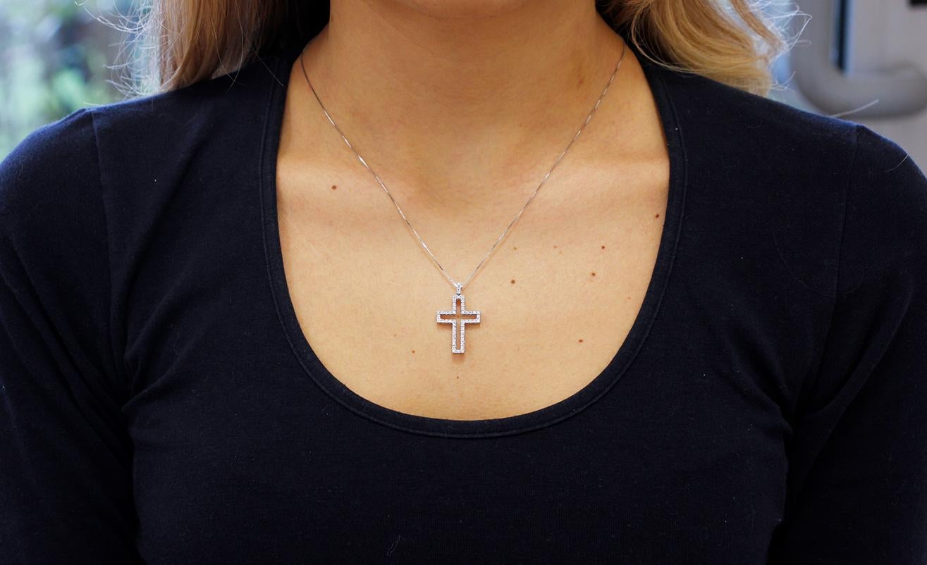Diamonds, 18 Karat White Gold Cross Pendant Necklace In Good Condition For Sale In Marcianise, Marcianise (CE)