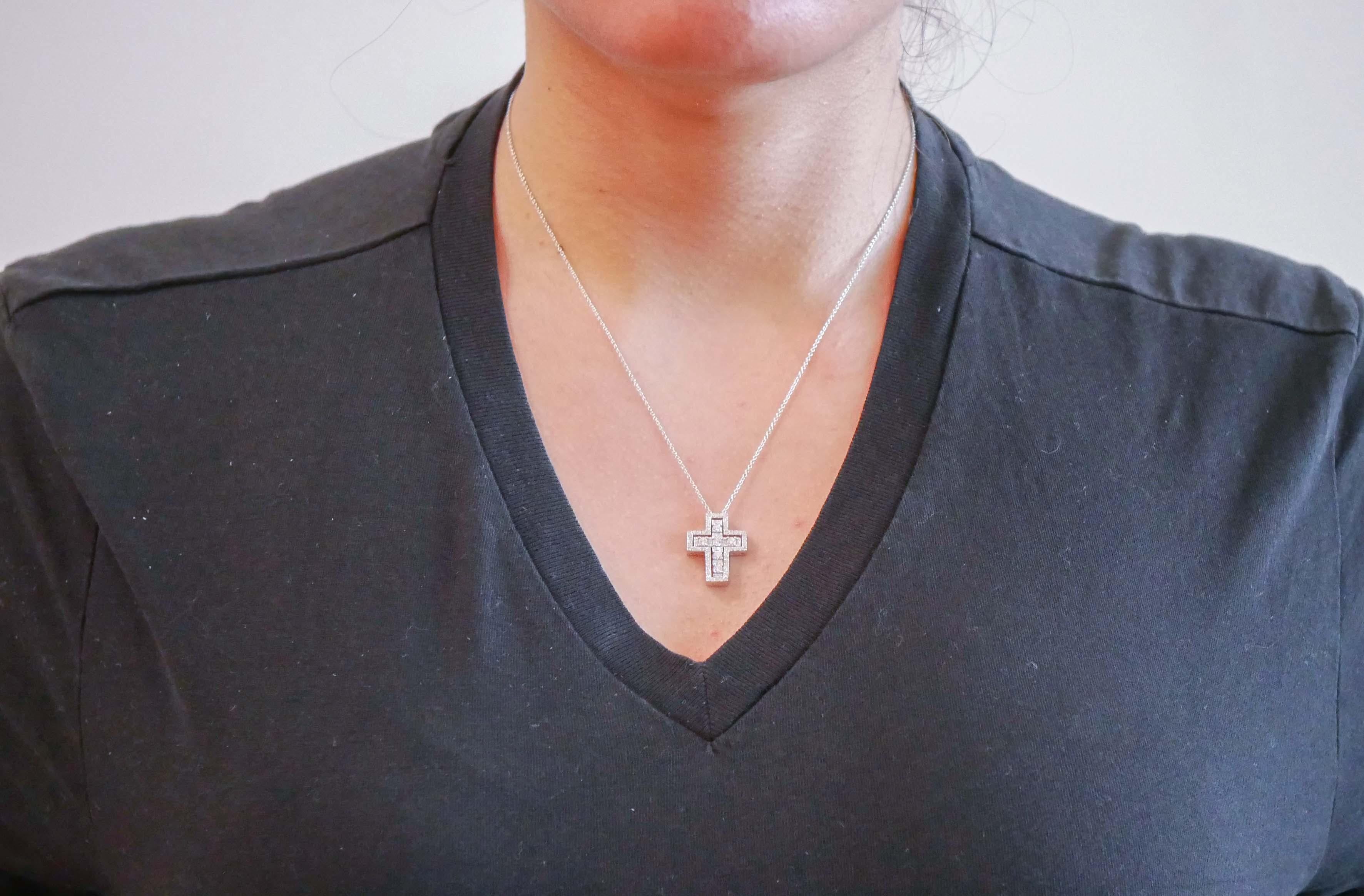 Diamonds, 18 Karat White Gold Cross Pendant Necklace. In New Condition For Sale In Marcianise, Marcianise (CE)