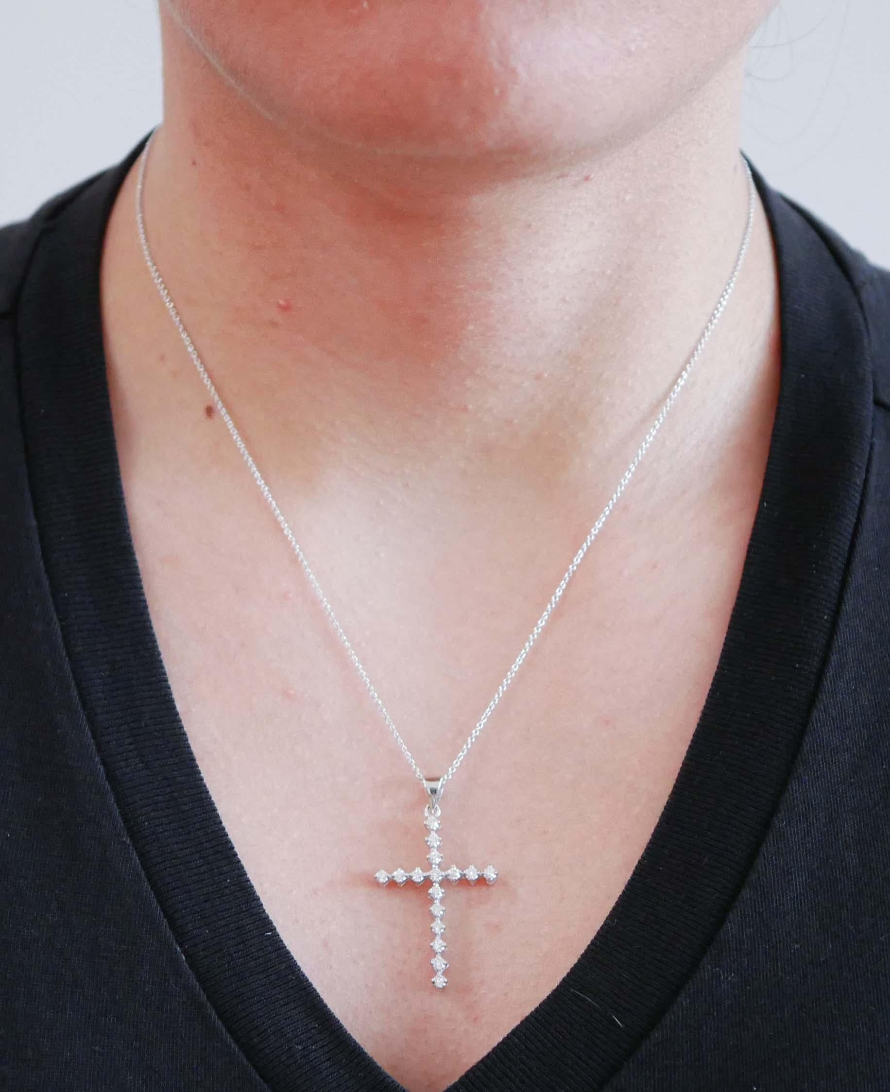 Diamants, collier pendentif croix en or blanc 18 carats. Pour femmes en vente
