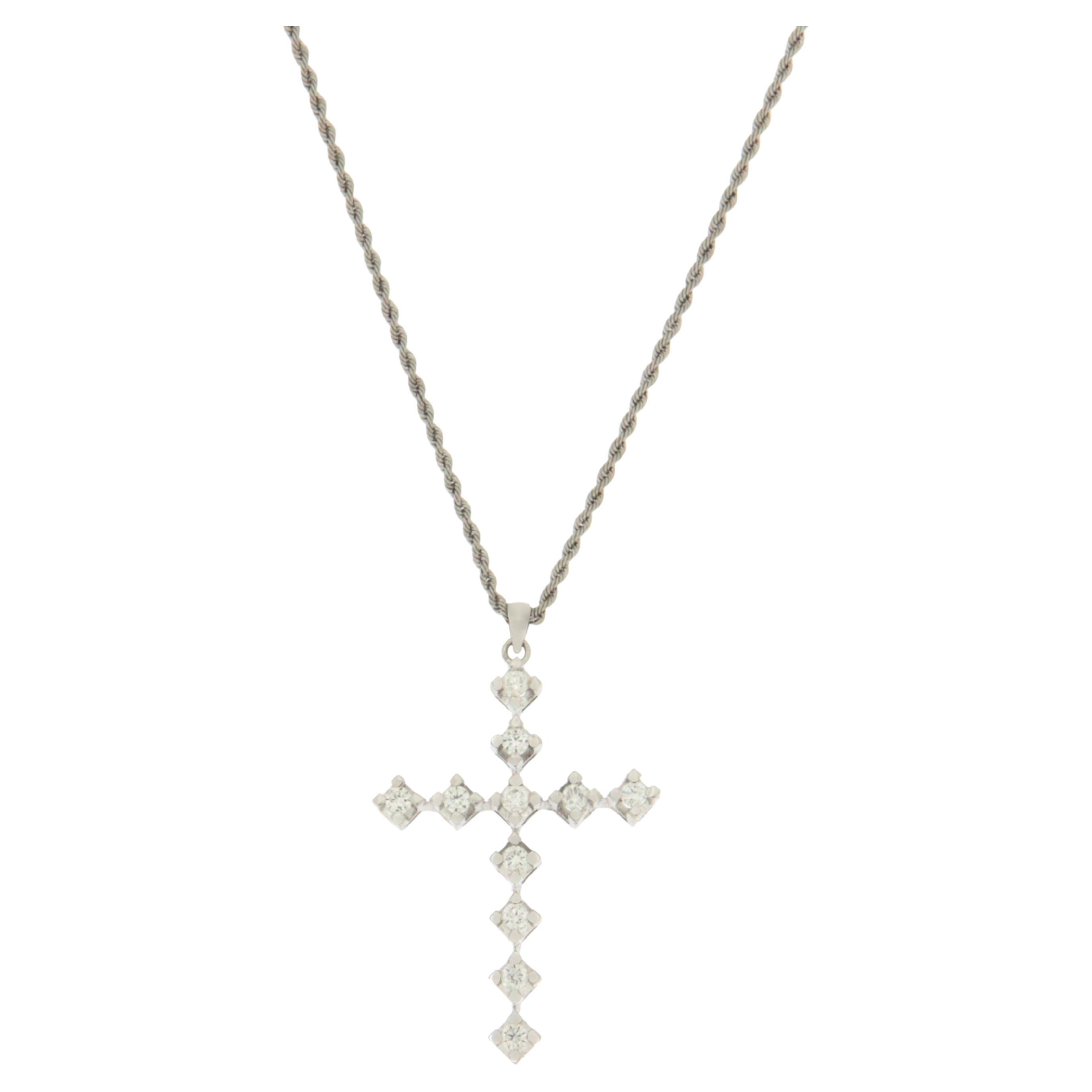 Collier pendentif croix en or blanc 18 carats et diamants