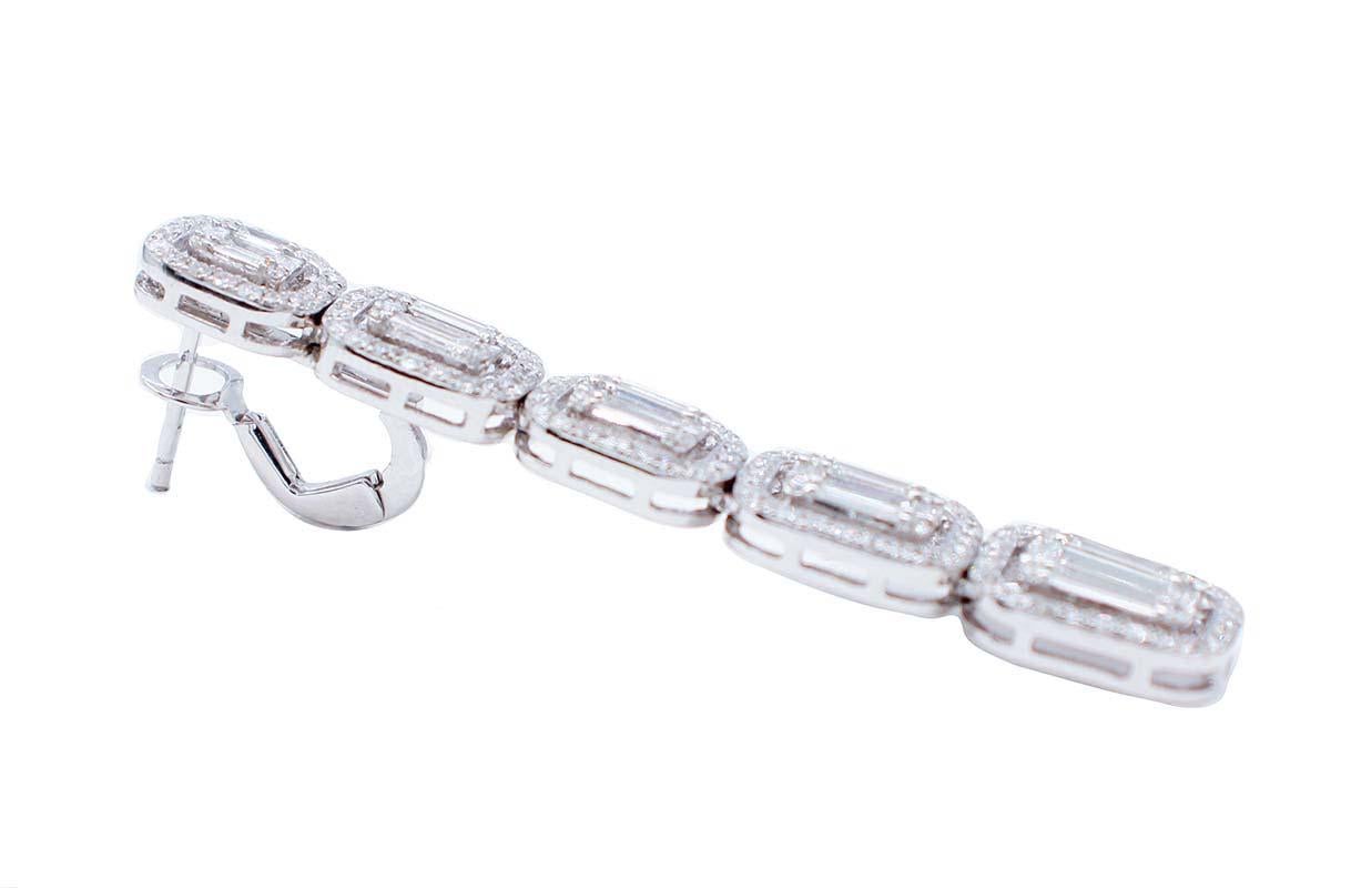 Taille mixte Diamants, boucles d'oreilles pendantes en or blanc 18 carats en vente