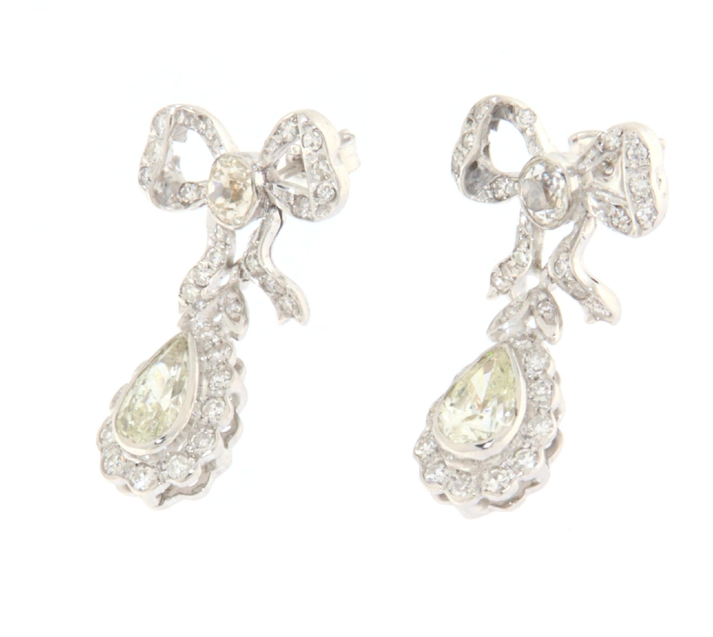 These 18-karat white gold earrings epitomize elegance and sophistication. With a design that blends classicism and innovation, these pieces are perfect for those seeking a blend of discreet luxury and spectacular presence.

Each earring features a